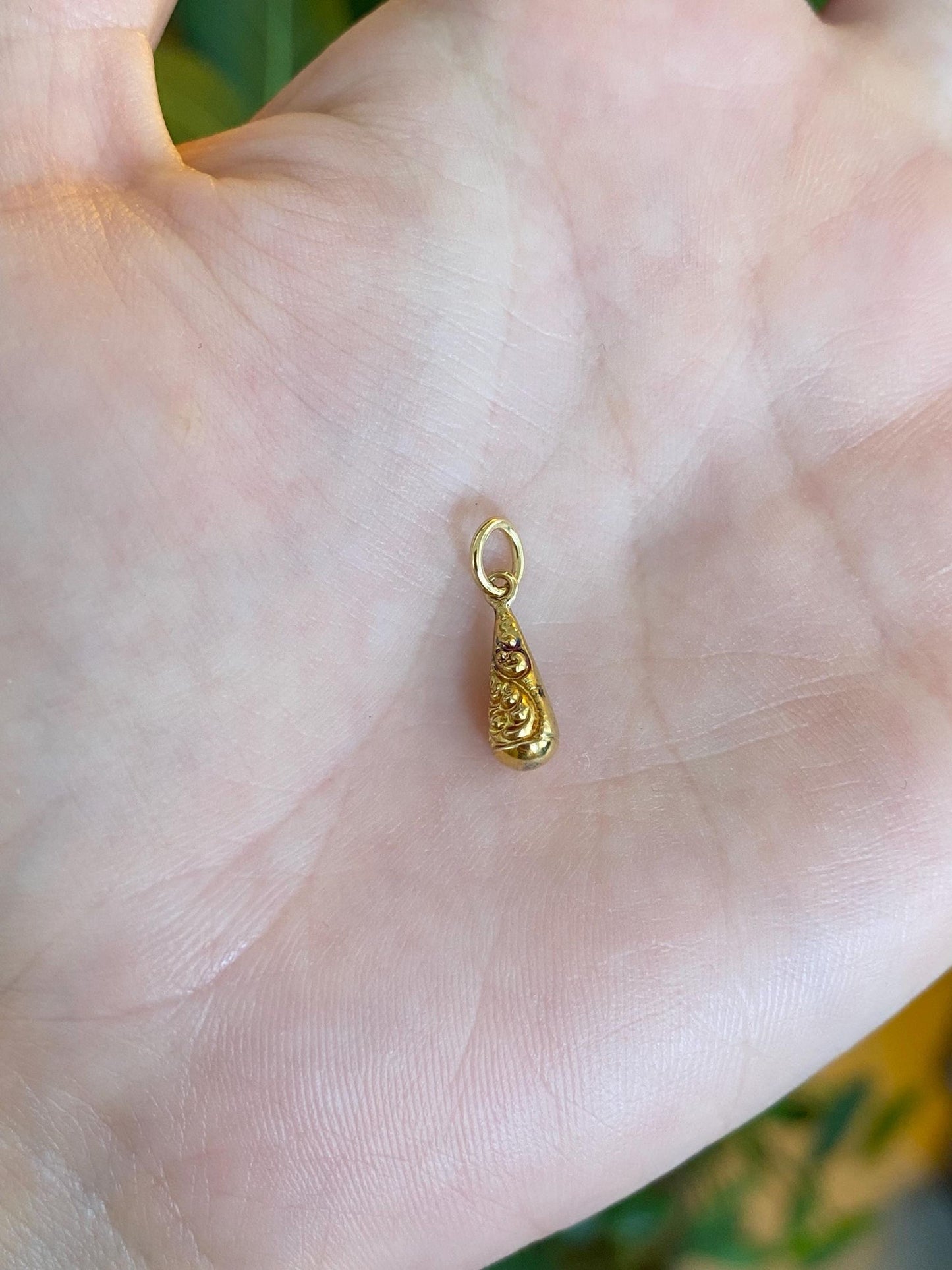 Vintage 18k Yellow Gold Floral Embossed Teardrop Charm