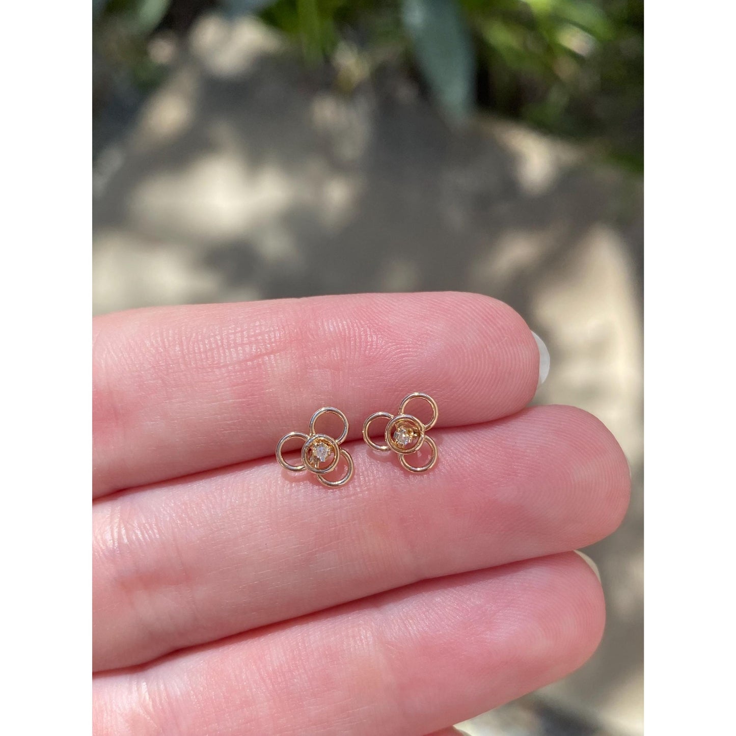 Vintage Solid 14k Yellow Gold Clear Sapphire Flower Style Stud Earrings