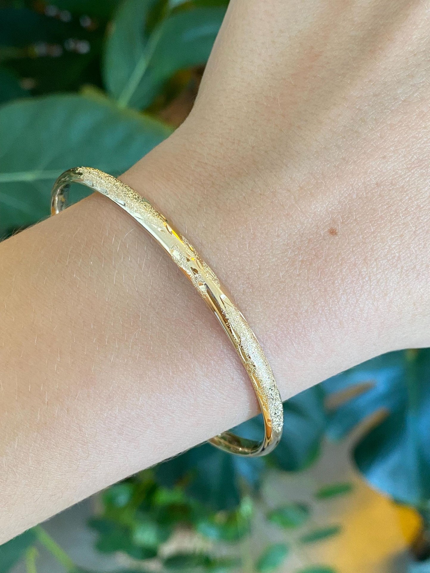 Vintage 14k Yellow Gold Satin Diamond Cut Design Bangle Bracelet - 7.5 Inches