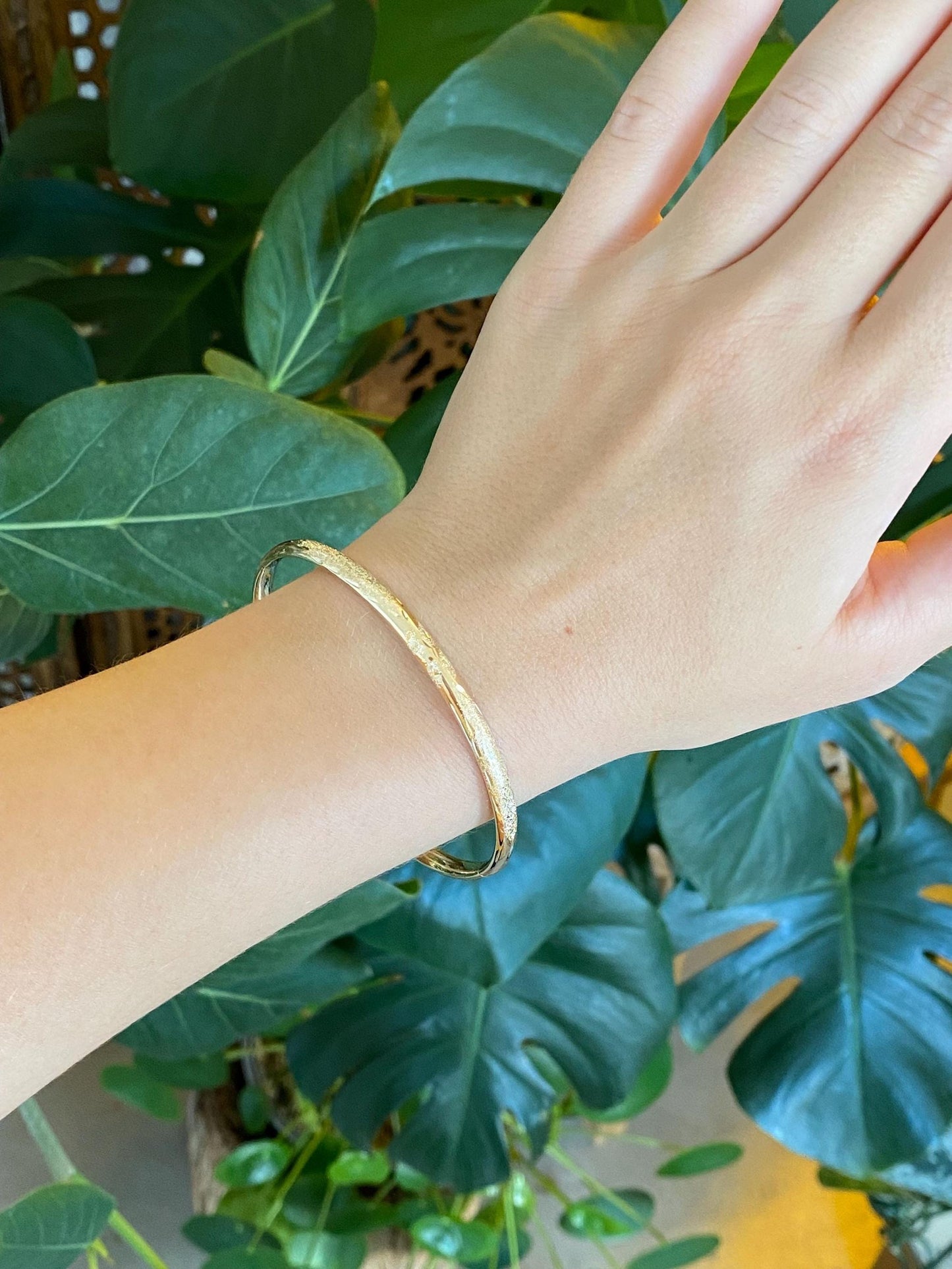Vintage 14k Yellow Gold Satin Diamond Cut Design Bangle Bracelet - 7.5 Inches