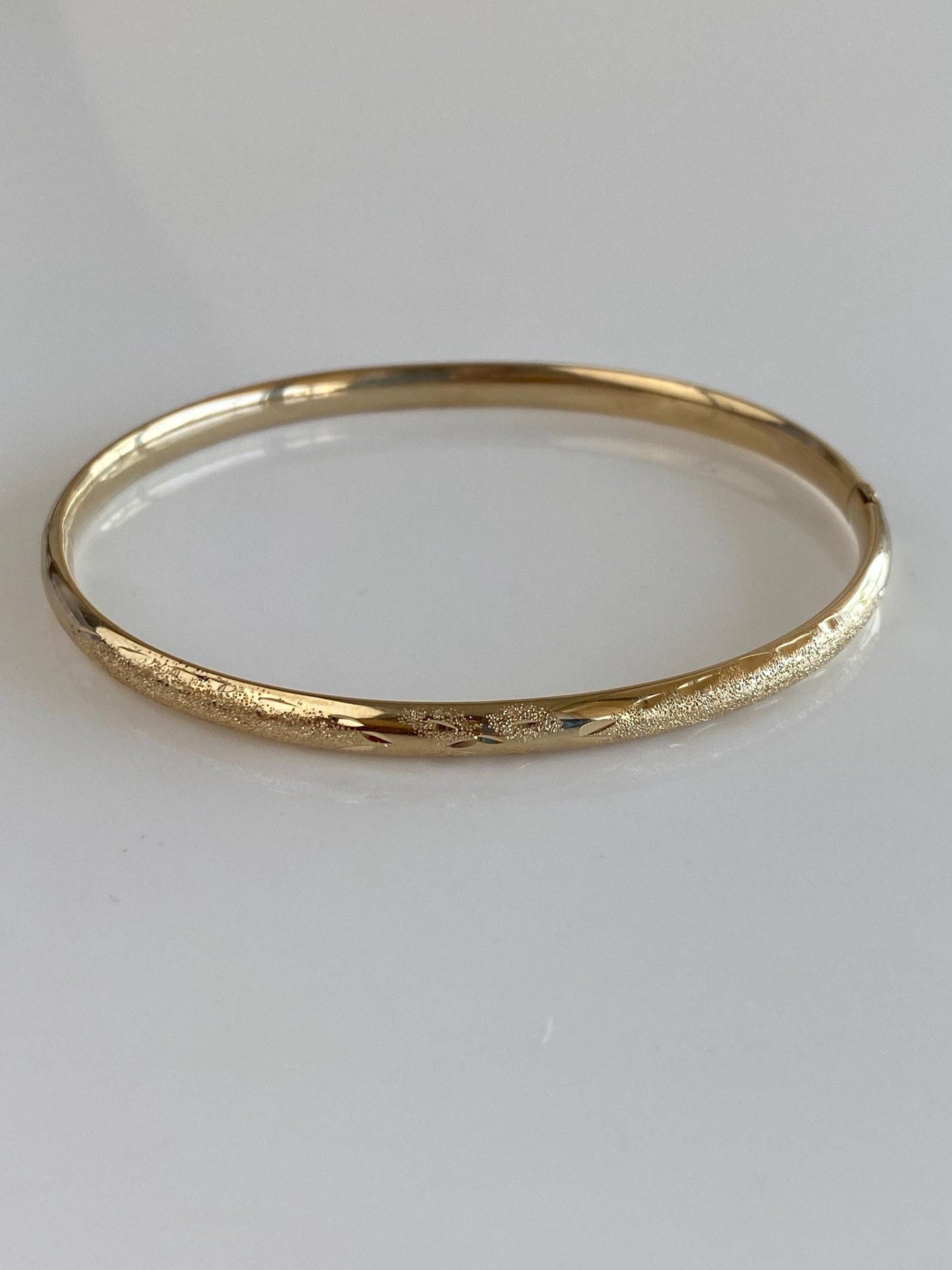 Vintage 14k Yellow Gold Satin Diamond Cut Design Bangle Bracelet - 7.5 Inches