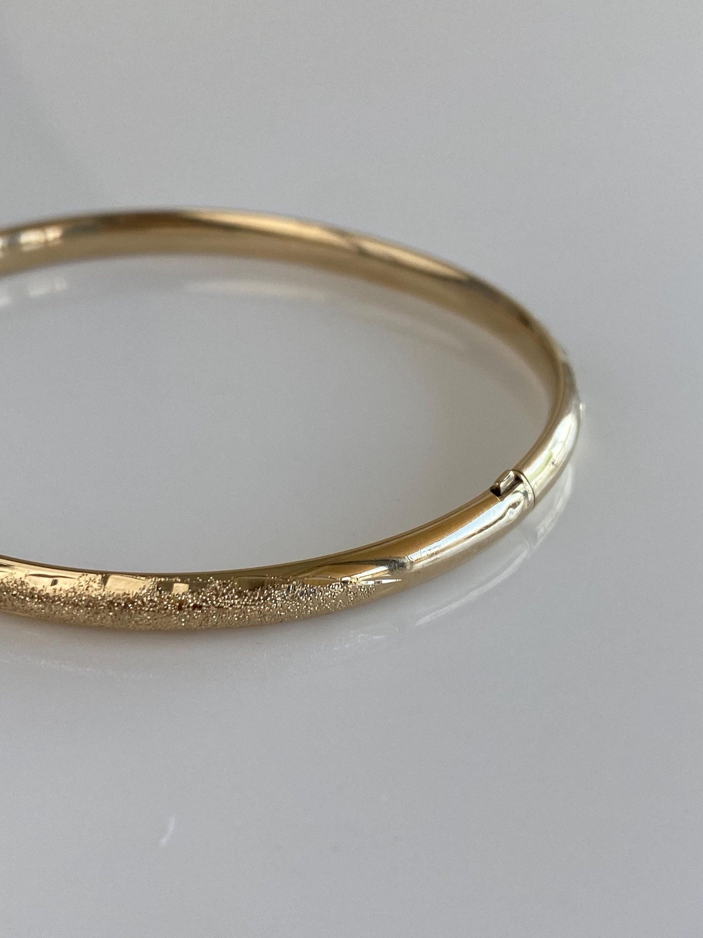 Vintage 14k Yellow Gold Satin Diamond Cut Design Bangle Bracelet - 7.5 Inches