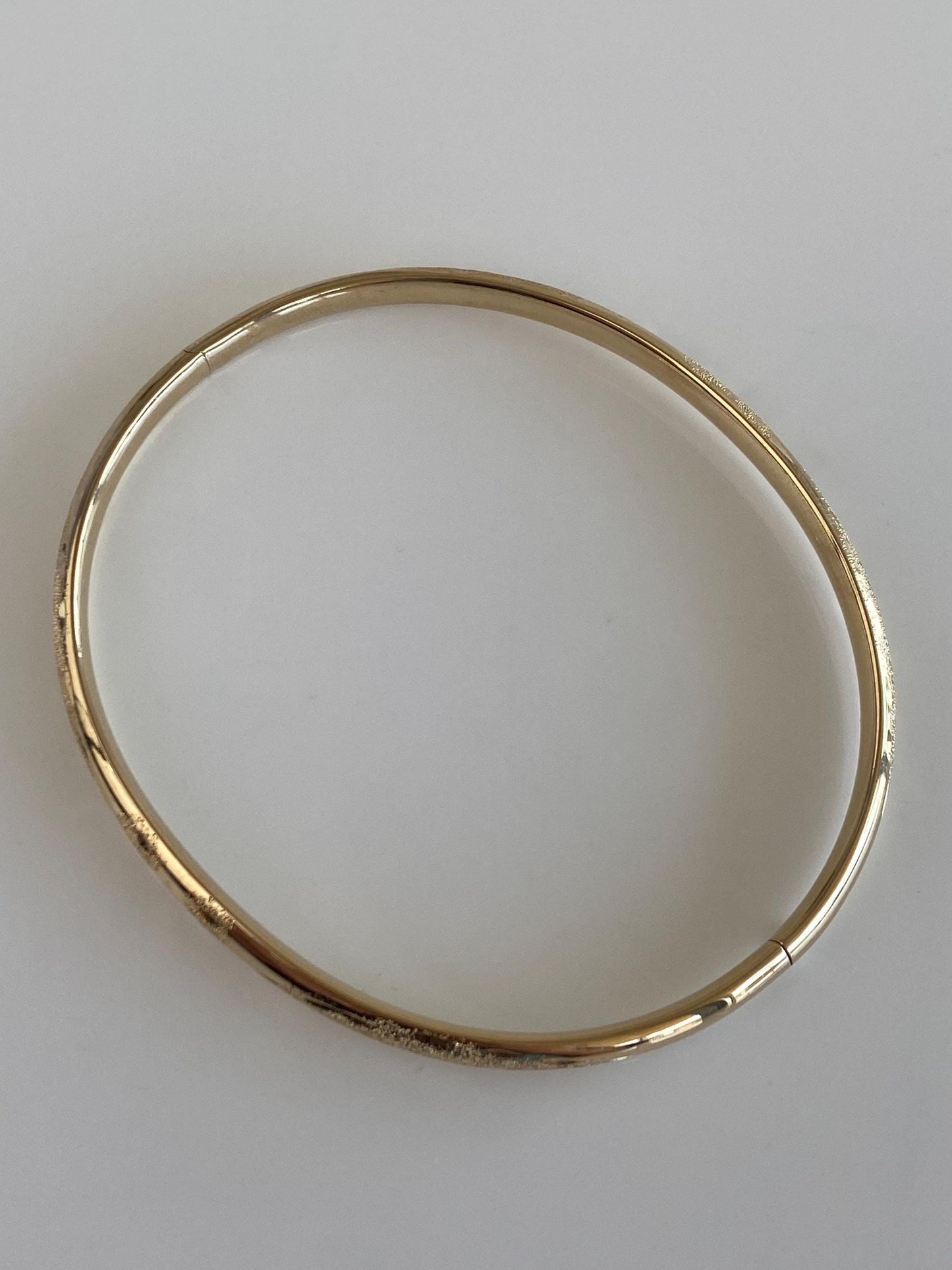 Vintage 14k Yellow Gold Satin Diamond Cut Design Bangle Bracelet - 7.5 Inches