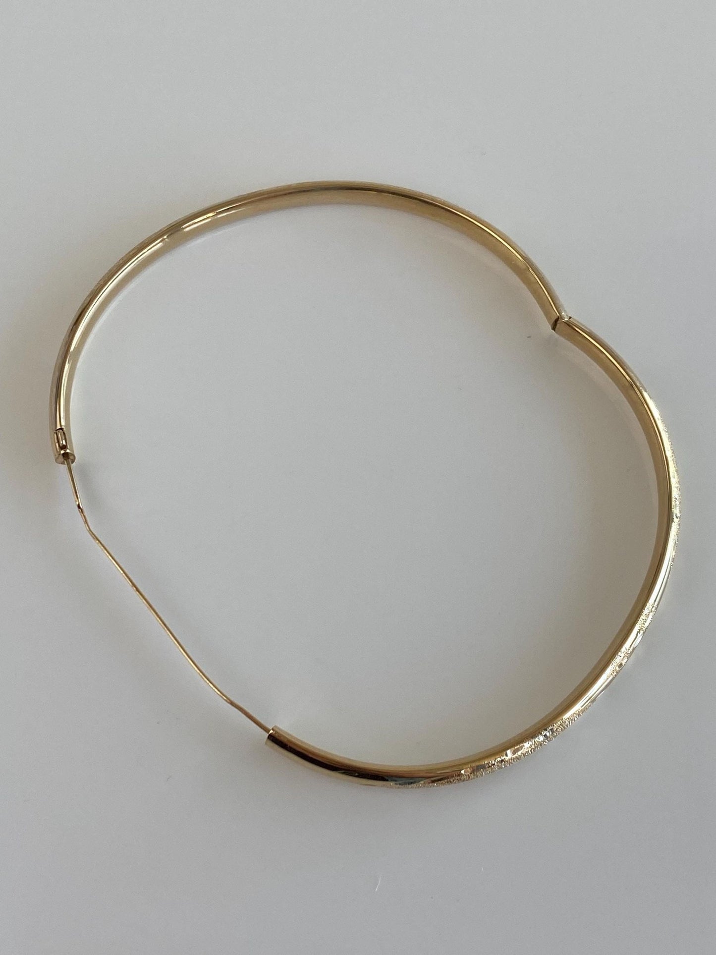 Vintage 14k Yellow Gold Satin Diamond Cut Design Bangle Bracelet - 7.5 Inches