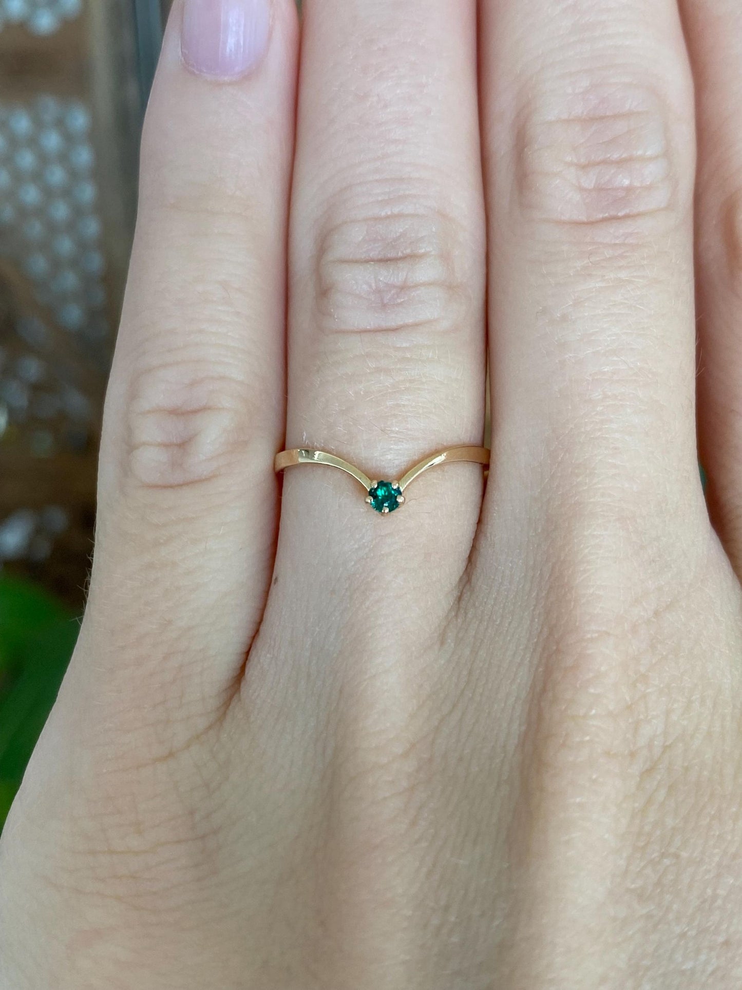 Vintage Solid 18k Yellow Gold Emerald Chevron Ring - Size 5.75