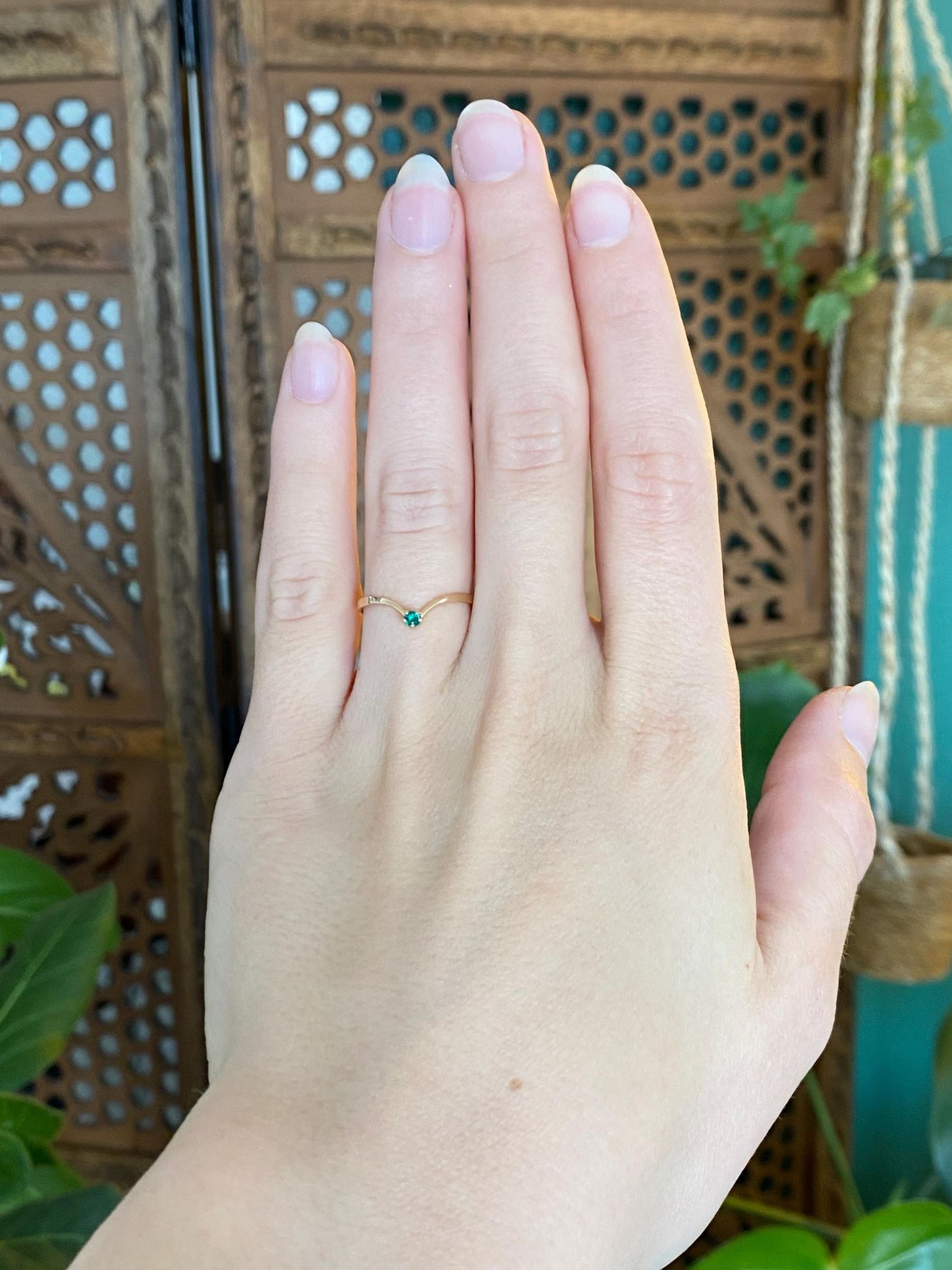 Vintage Solid 18k Yellow Gold Emerald Chevron Ring - Size 5.75