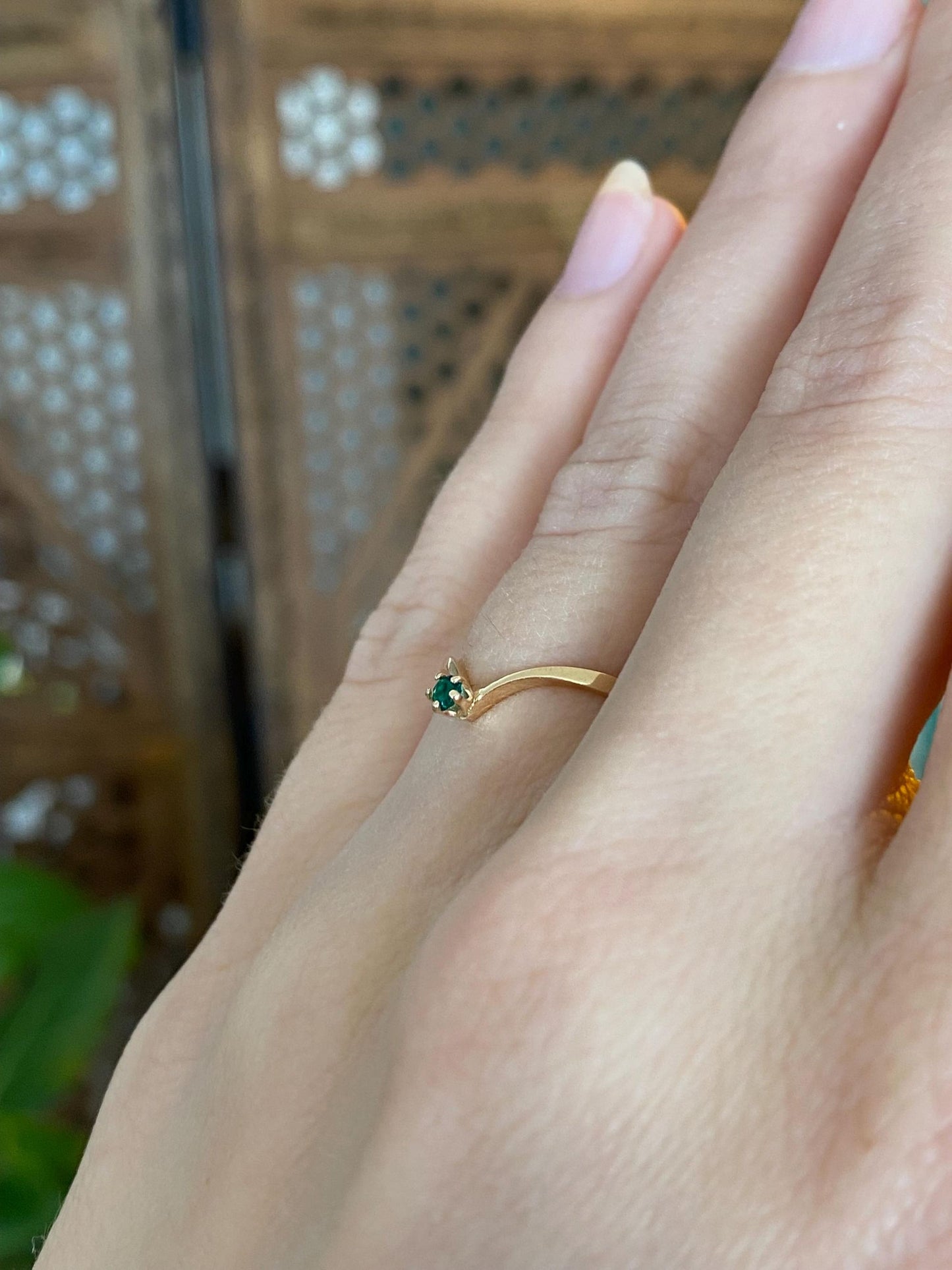 Vintage Solid 18k Yellow Gold Emerald Chevron Ring - Size 5.75