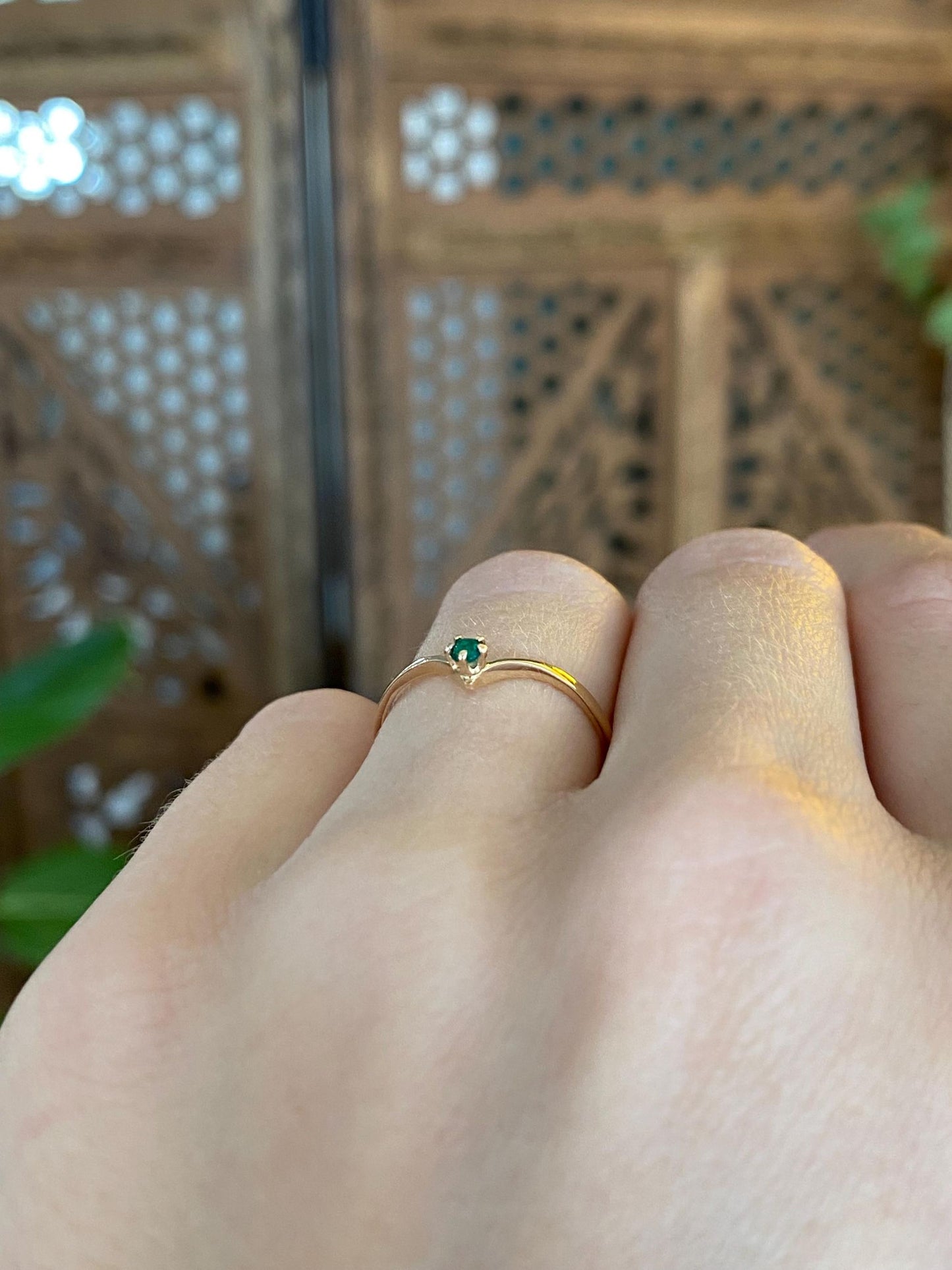 Vintage Solid 18k Yellow Gold Emerald Chevron Ring - Size 5.75