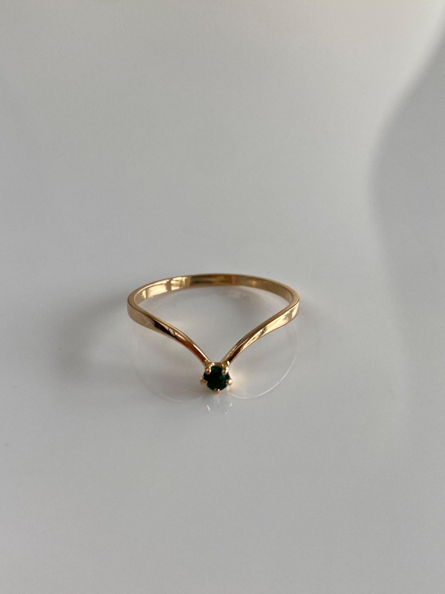 Vintage Solid 18k Yellow Gold Emerald Chevron Ring - Size 5.75