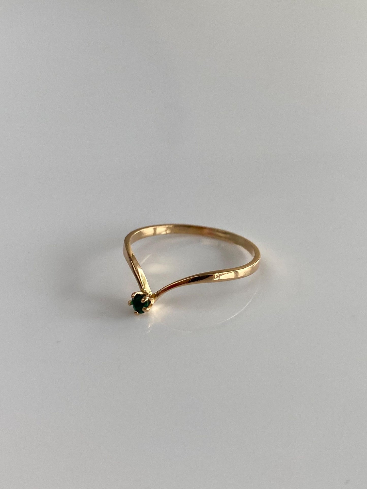 Vintage Solid 18k Yellow Gold Emerald Chevron Ring - Size 5.75
