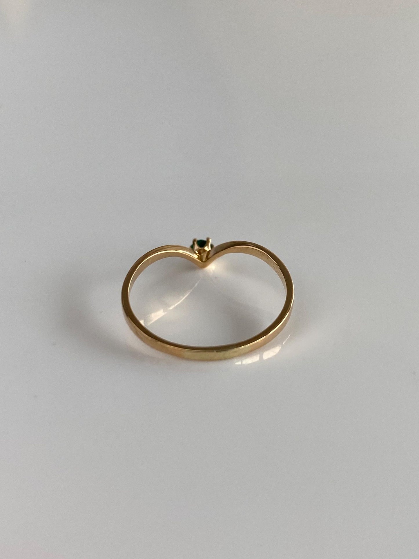 Vintage Solid 18k Yellow Gold Emerald Chevron Ring - Size 5.75
