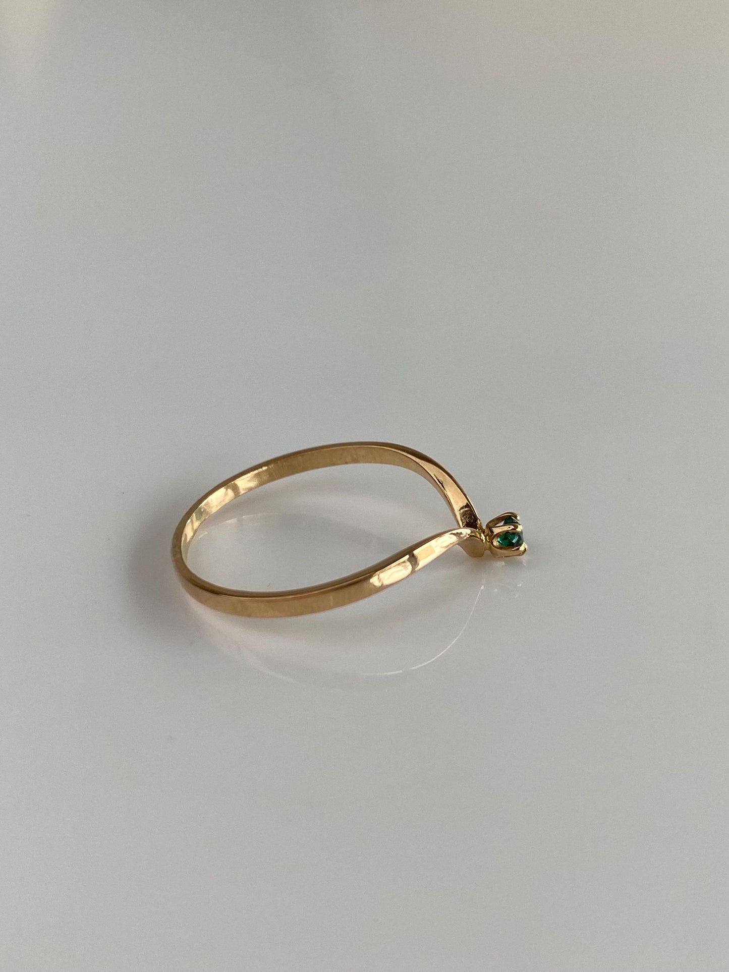 Vintage Solid 18k Yellow Gold Emerald Chevron Ring - Size 5.75