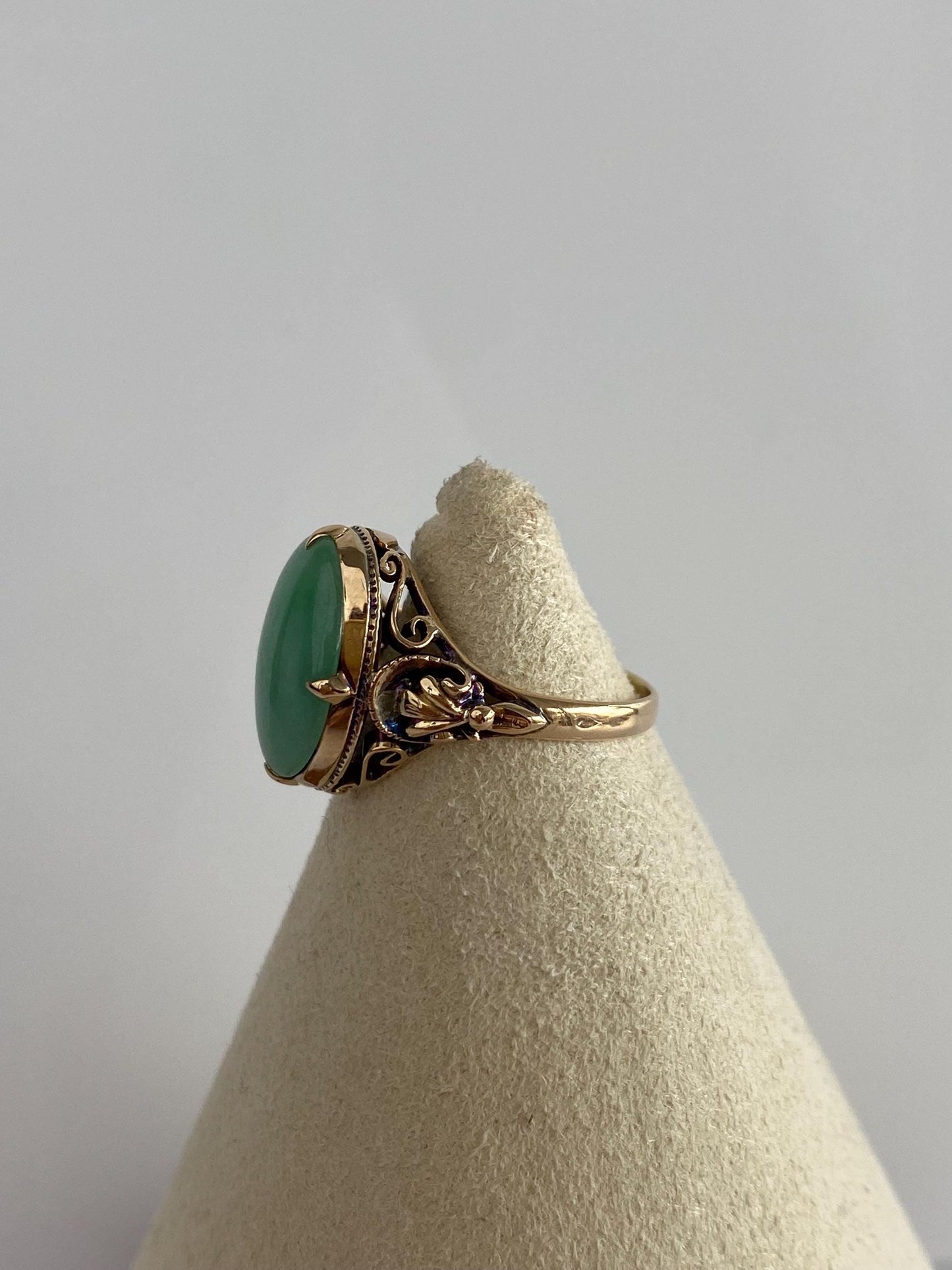 Vintage Solid 12k Rosey Gold Jade Designed Ring - Size 5