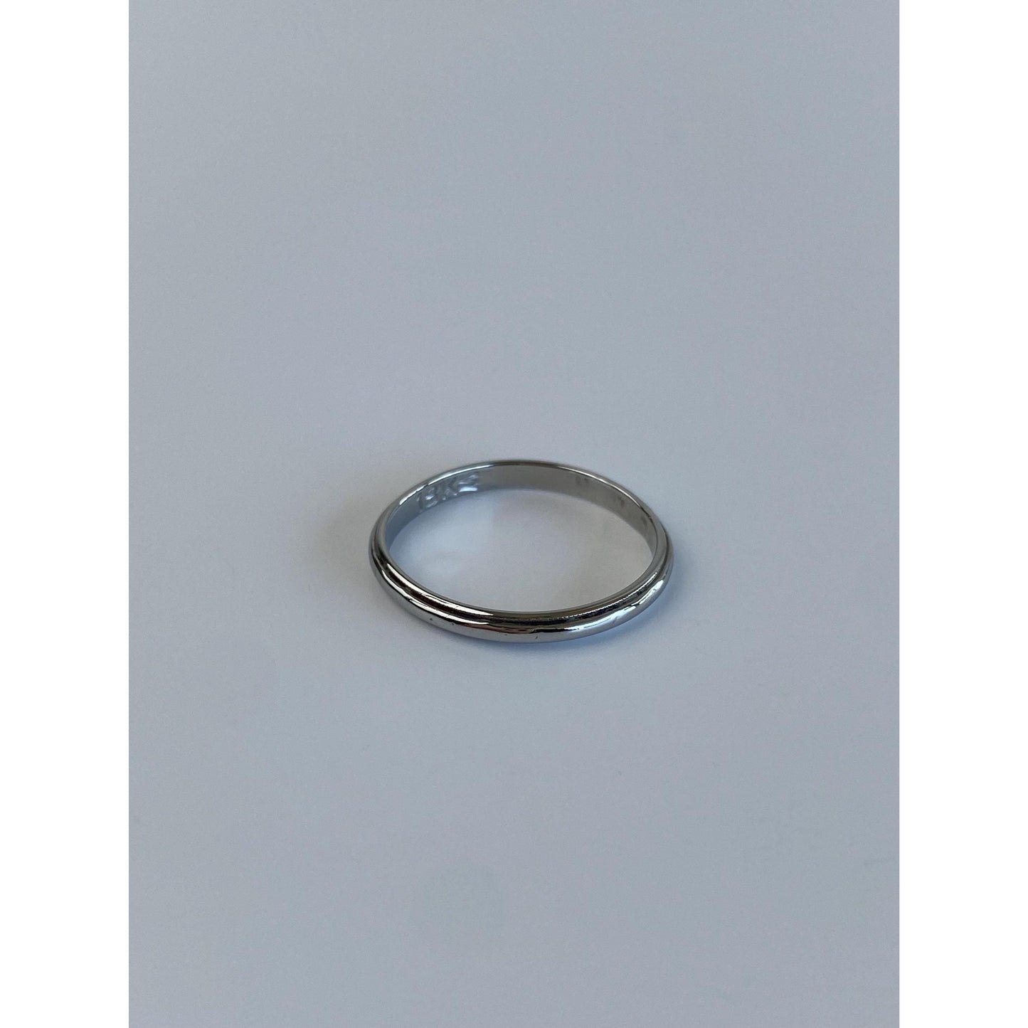 Vintage Solid 18k White Gold Slim Lined Ring Band - Size 5.5