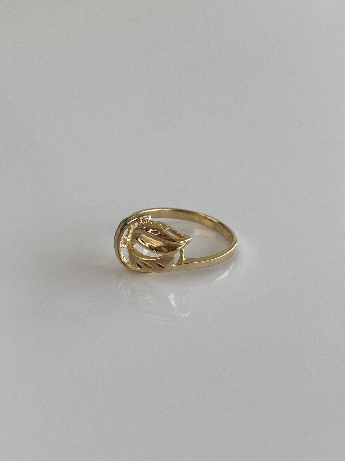 Solid 14k Yellow Gold Diamond Cut Design Ring - Size 5.75