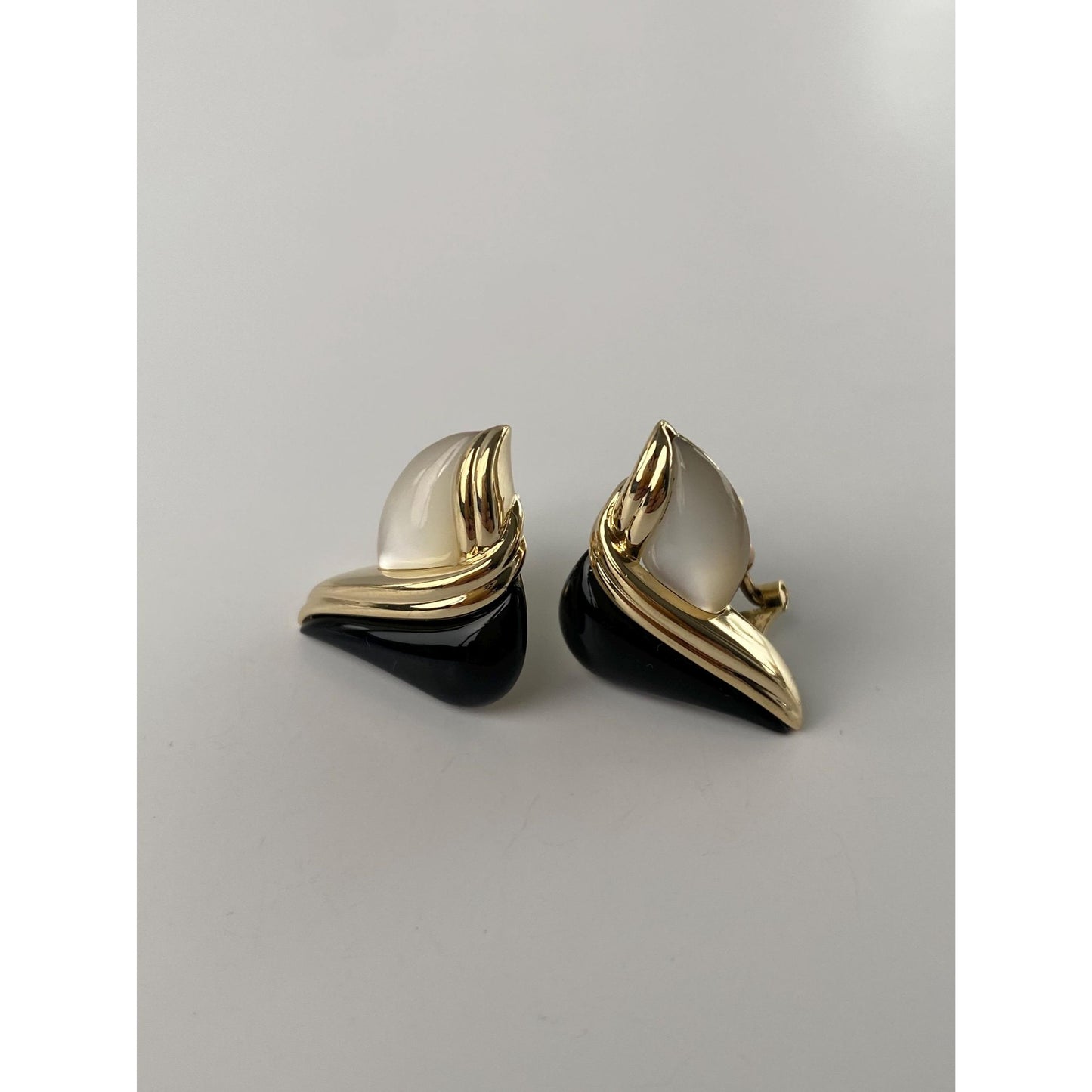 Vintage Solid 14k Yellow Gold Onyx Mother of Pearl Stud Earrings