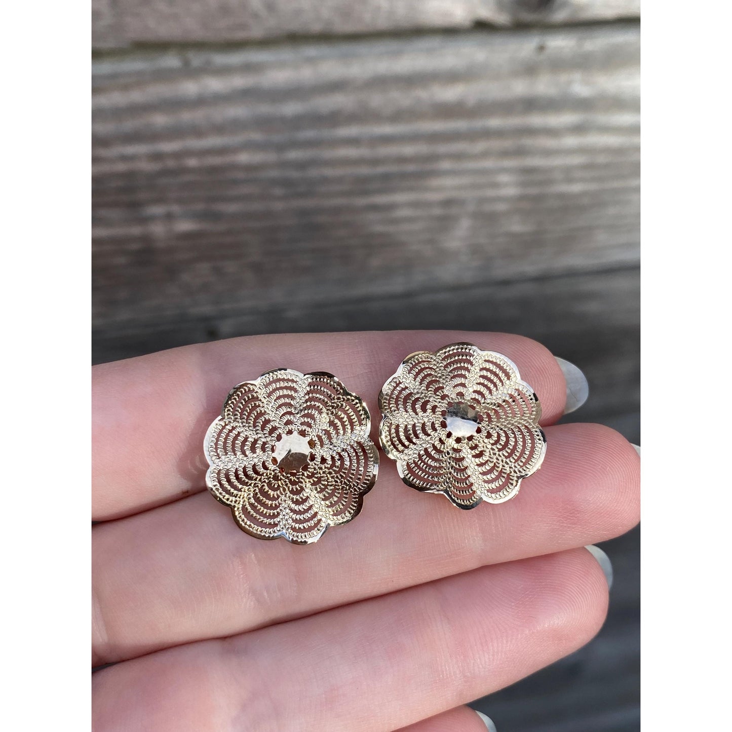 Vintage Solid 14k Yellow Gold Wavy Scalloped Stud Earrings