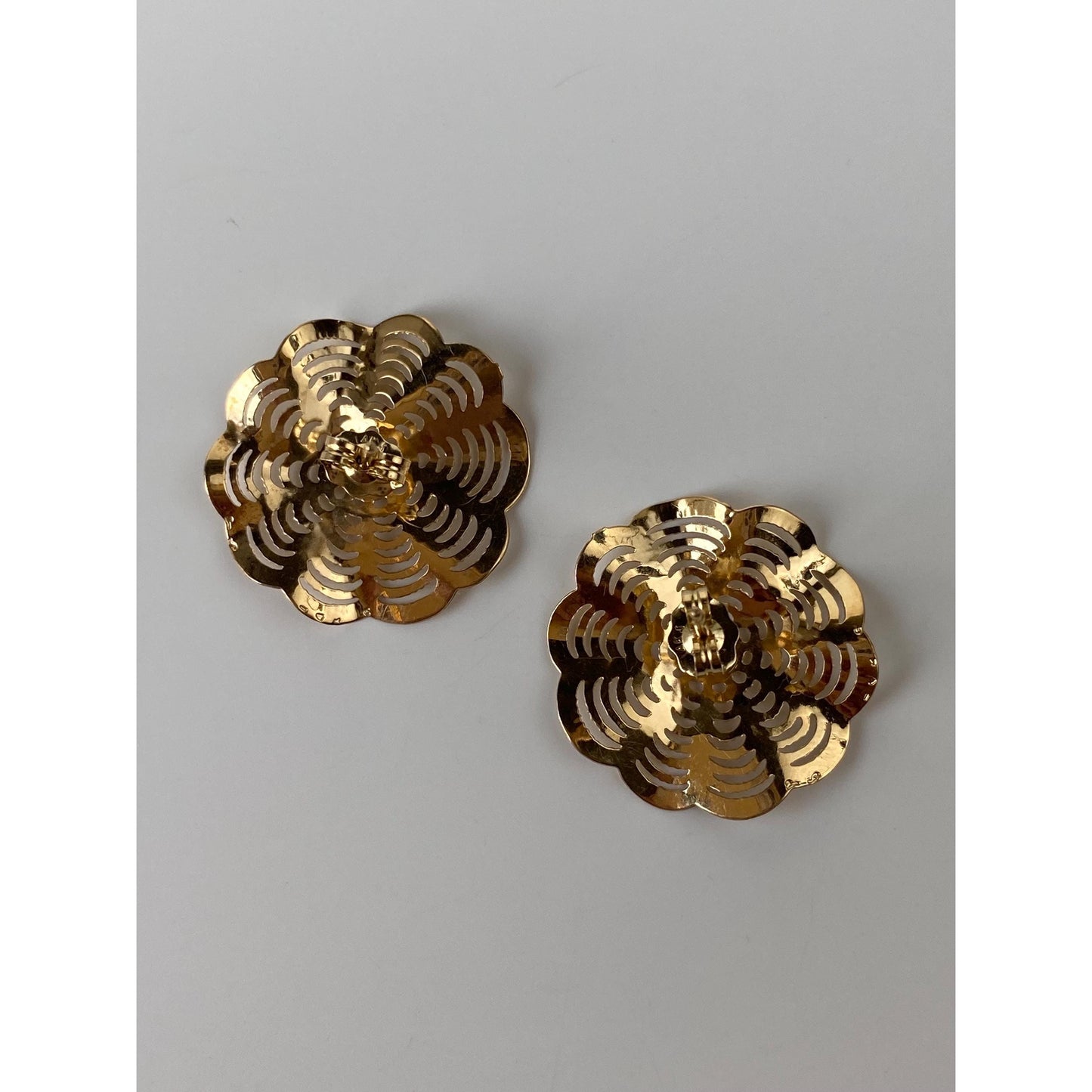 Vintage Solid 14k Yellow Gold Wavy Scalloped Stud Earrings
