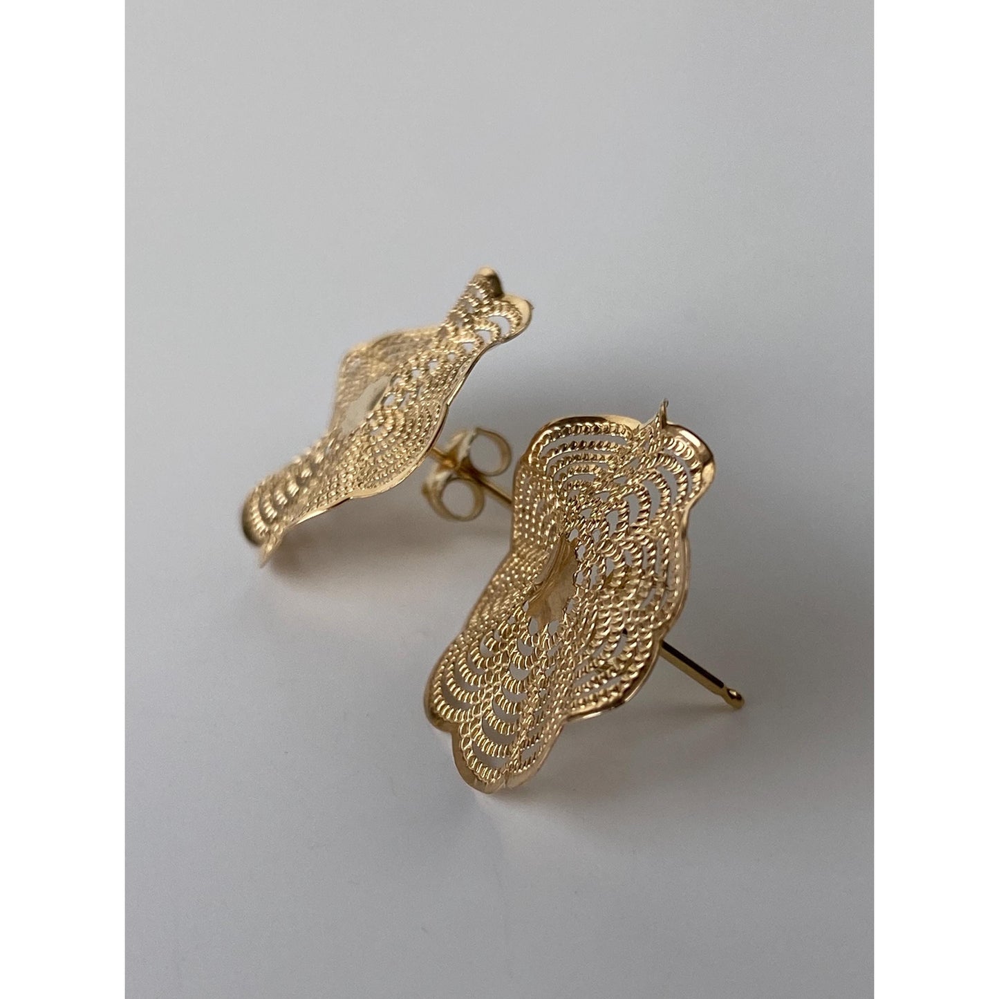 Vintage Solid 14k Yellow Gold Wavy Scalloped Stud Earrings