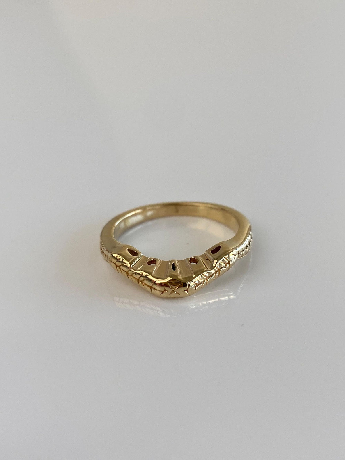 Vintage Solid 14k Yellow Gold Designed Chevron Ring - Size 6.75