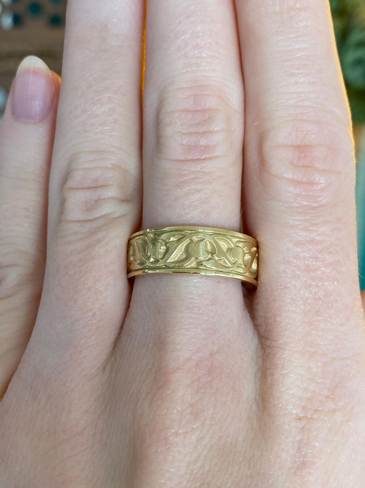 Vintage Solid 18k Yellow Gold Floral Design Ring Band - Size 8.25
