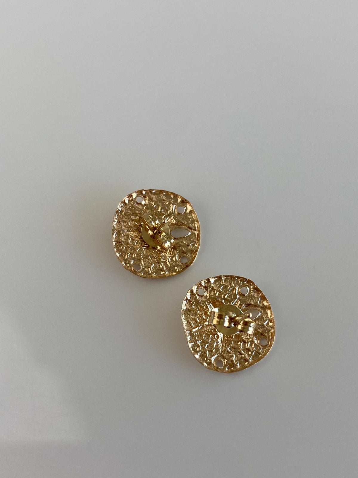 Vintage Solid 14k Yellow Gold Sand Dollar Stud Earrings