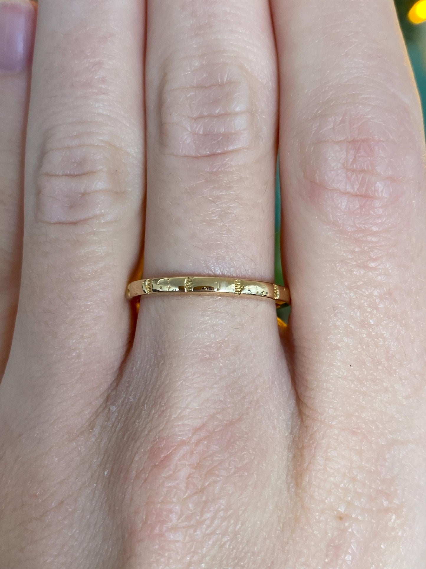 Vintage Solid 18k Yellow Gold Designed Ring Band - Size 7.5