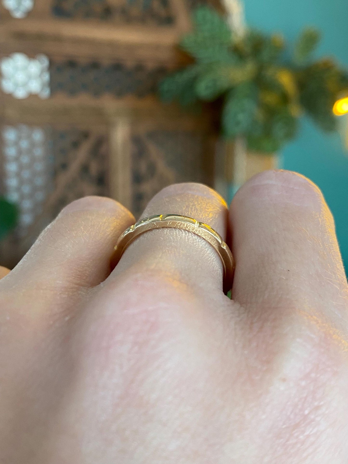 Vintage Solid 18k Yellow Gold Designed Ring Band - Size 7.5