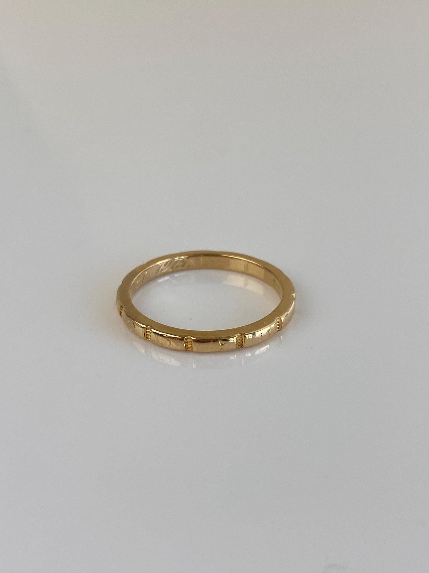 Vintage Solid 18k Yellow Gold Designed Ring Band - Size 7.5