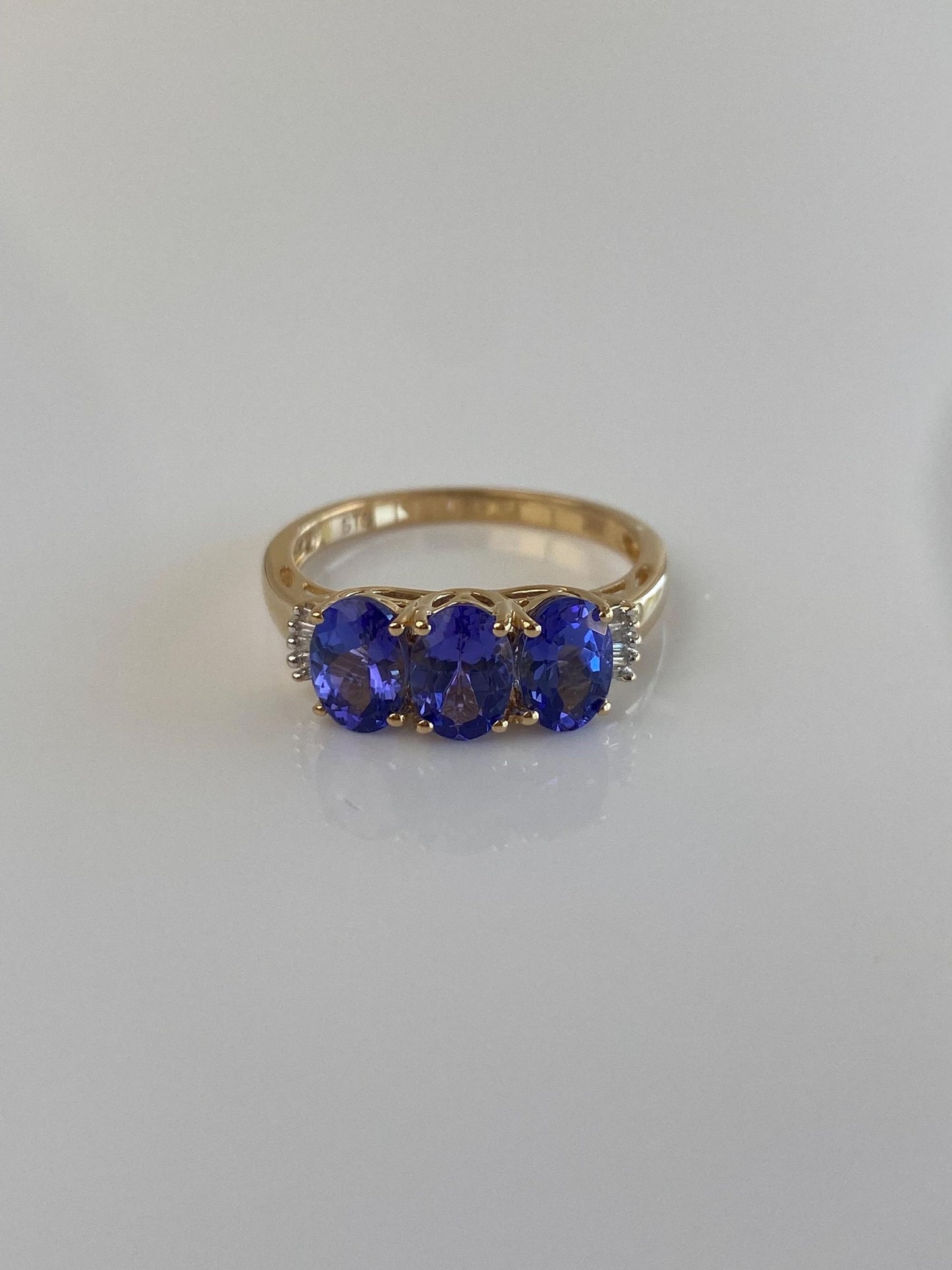 Solid 18k Yellow Gold Tanzanite Diamond Ring - Size 6.75