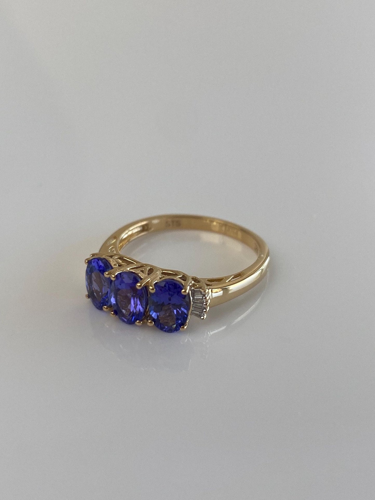 Solid 18k Yellow Gold Tanzanite Diamond Ring - Size 6.75