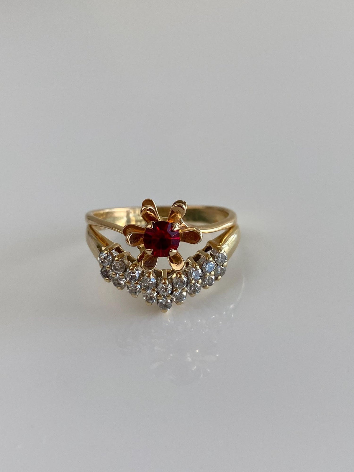 Vintage Solid 14k Yellow Gold Red & Clear Cubic Zirconia Flower Chevron Ring - Size 9.25