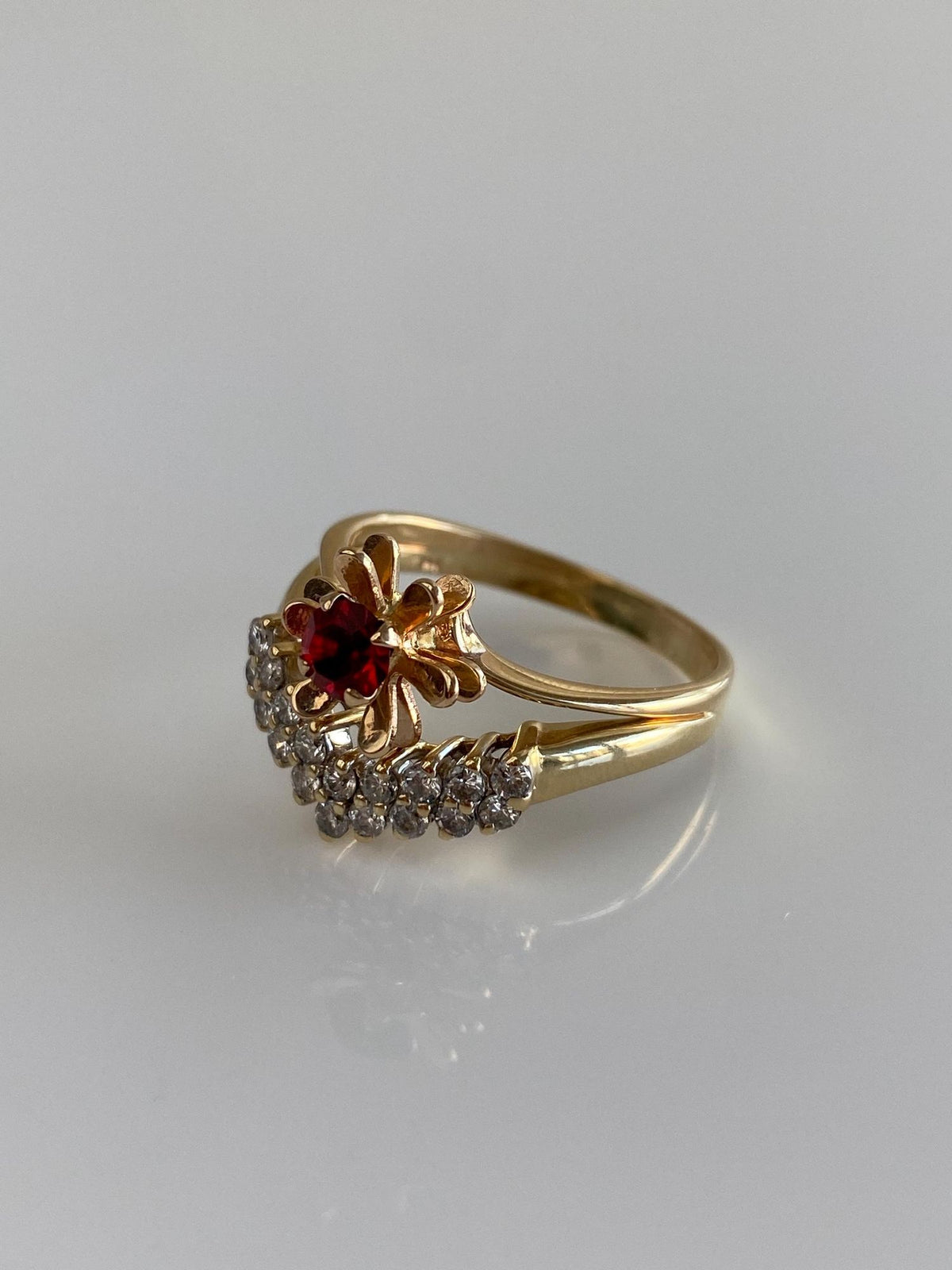 Vintage Solid 14k Yellow Gold Red & Clear Cubic Zirconia Flower Chevron Ring - Size 9.25