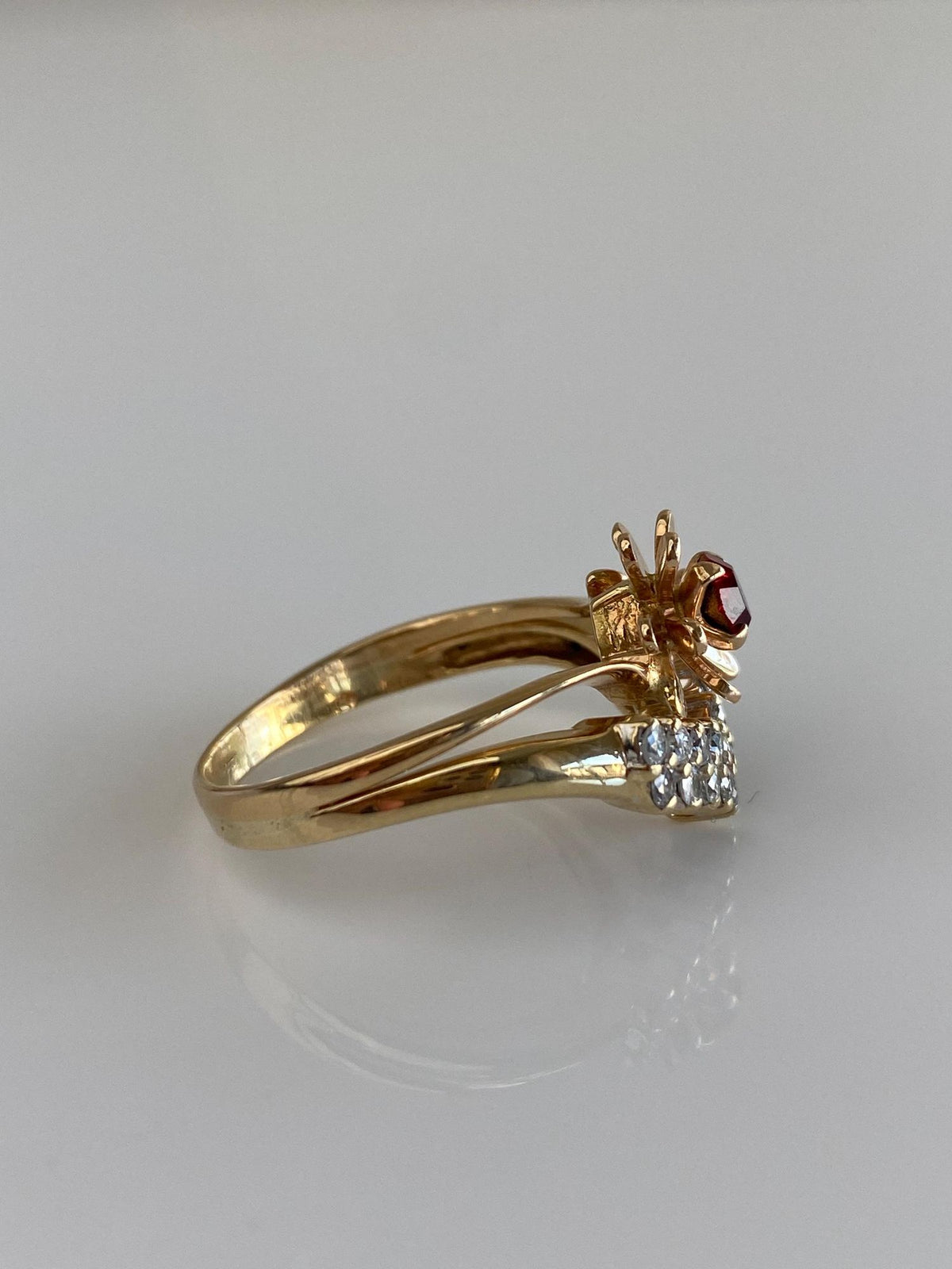 Vintage Solid 14k Yellow Gold Red & Clear Cubic Zirconia Flower Chevron Ring - Size 9.25
