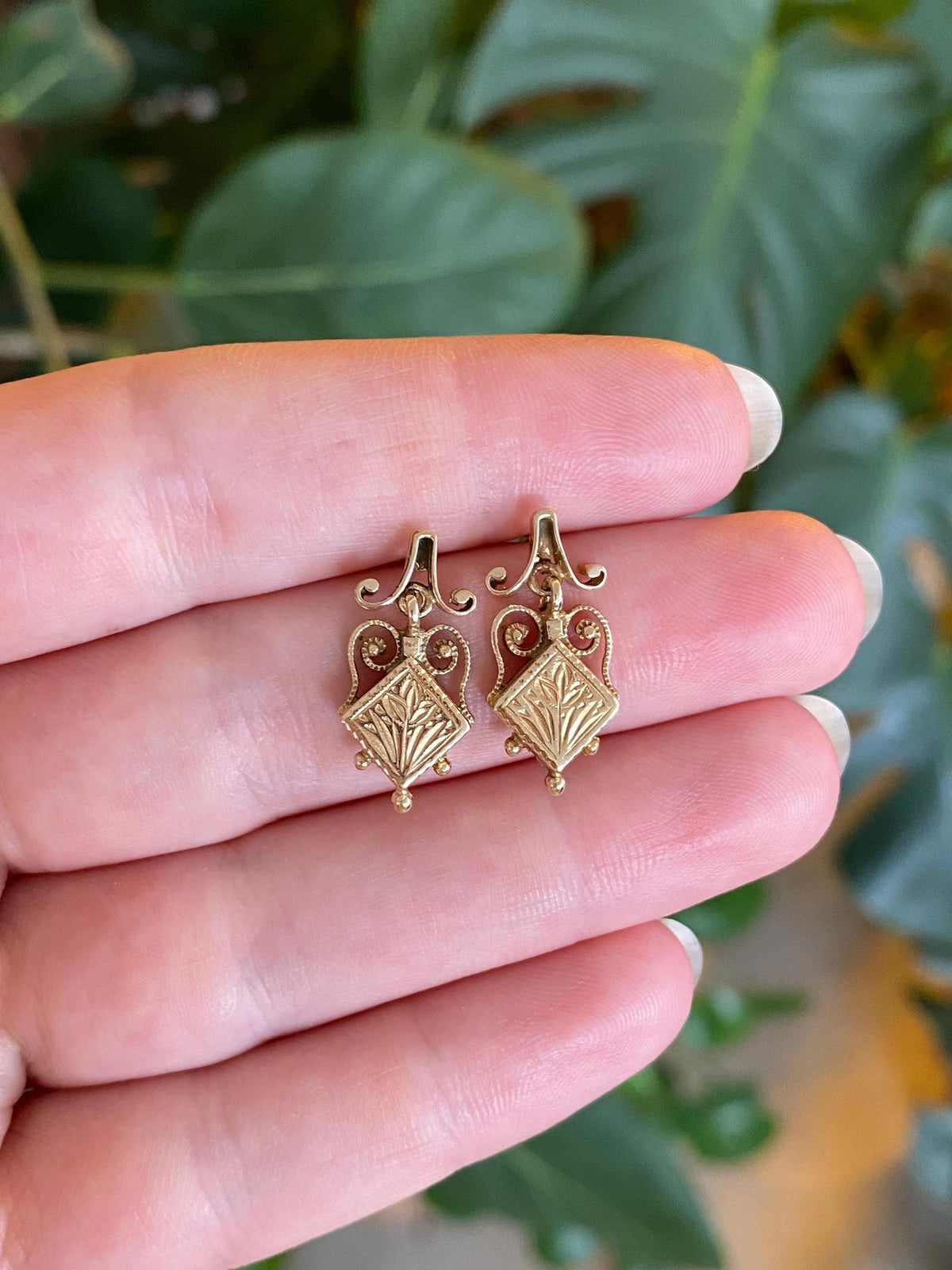Vintage Solid 14k Yellow Gold Engraved Dangle Stud Earrings