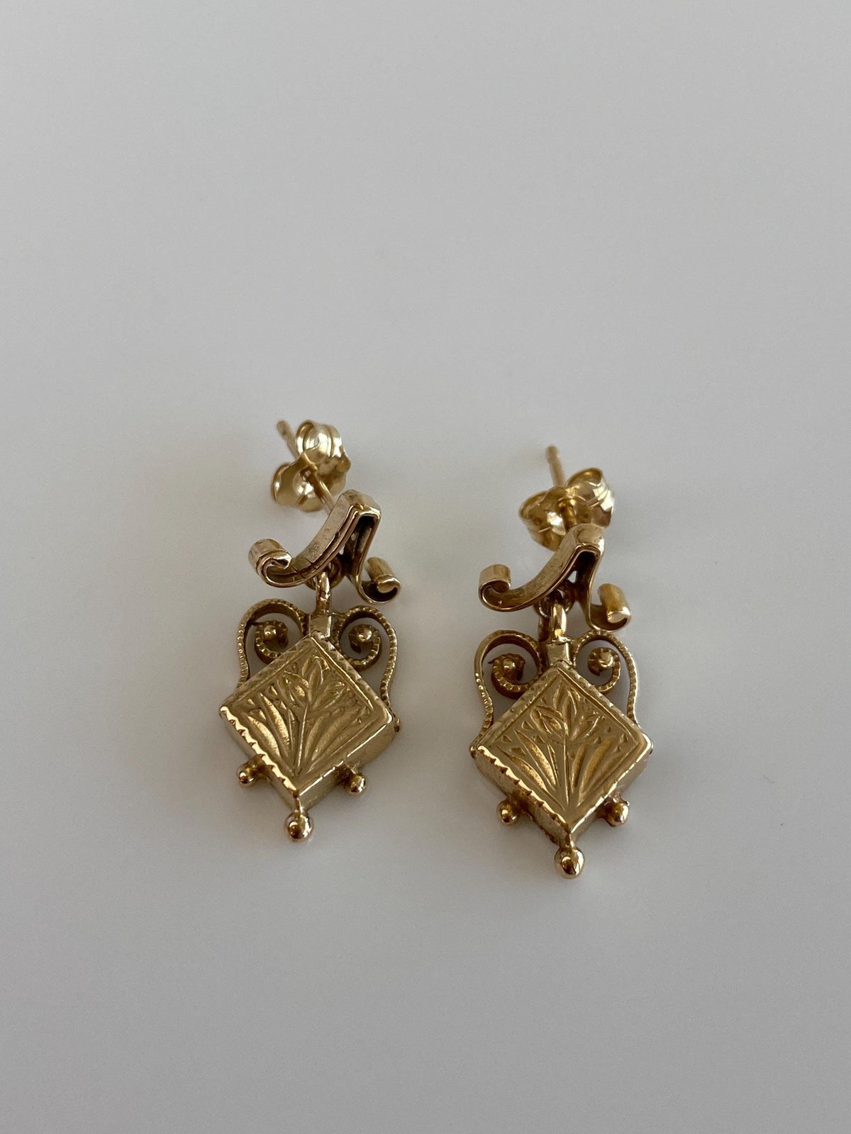 Vintage Solid 14k Yellow Gold Engraved Dangle Stud Earrings
