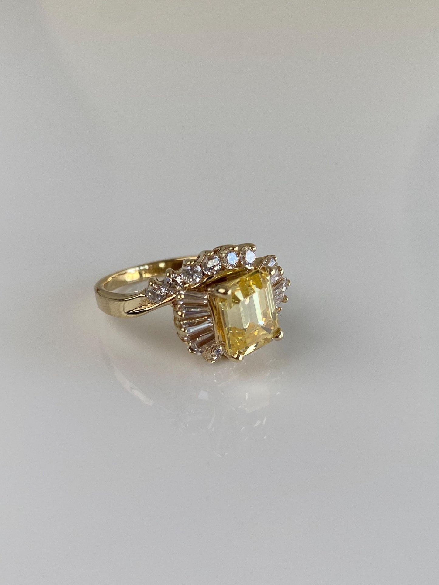 Vintage Solid 14k Yellow Gold Clear & Pale Yellow Cubic Zirconia Ring - Size 6