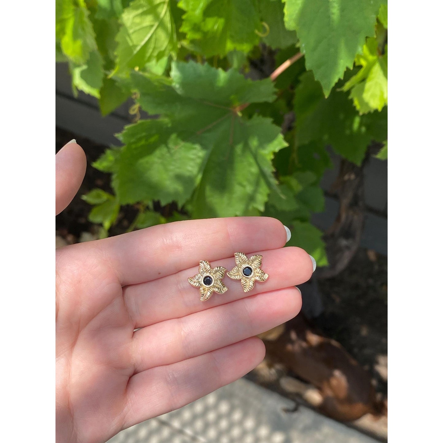 Vintage Solid 14k Yellow Gold Dark Blue Spinel Flower Stud Earrings