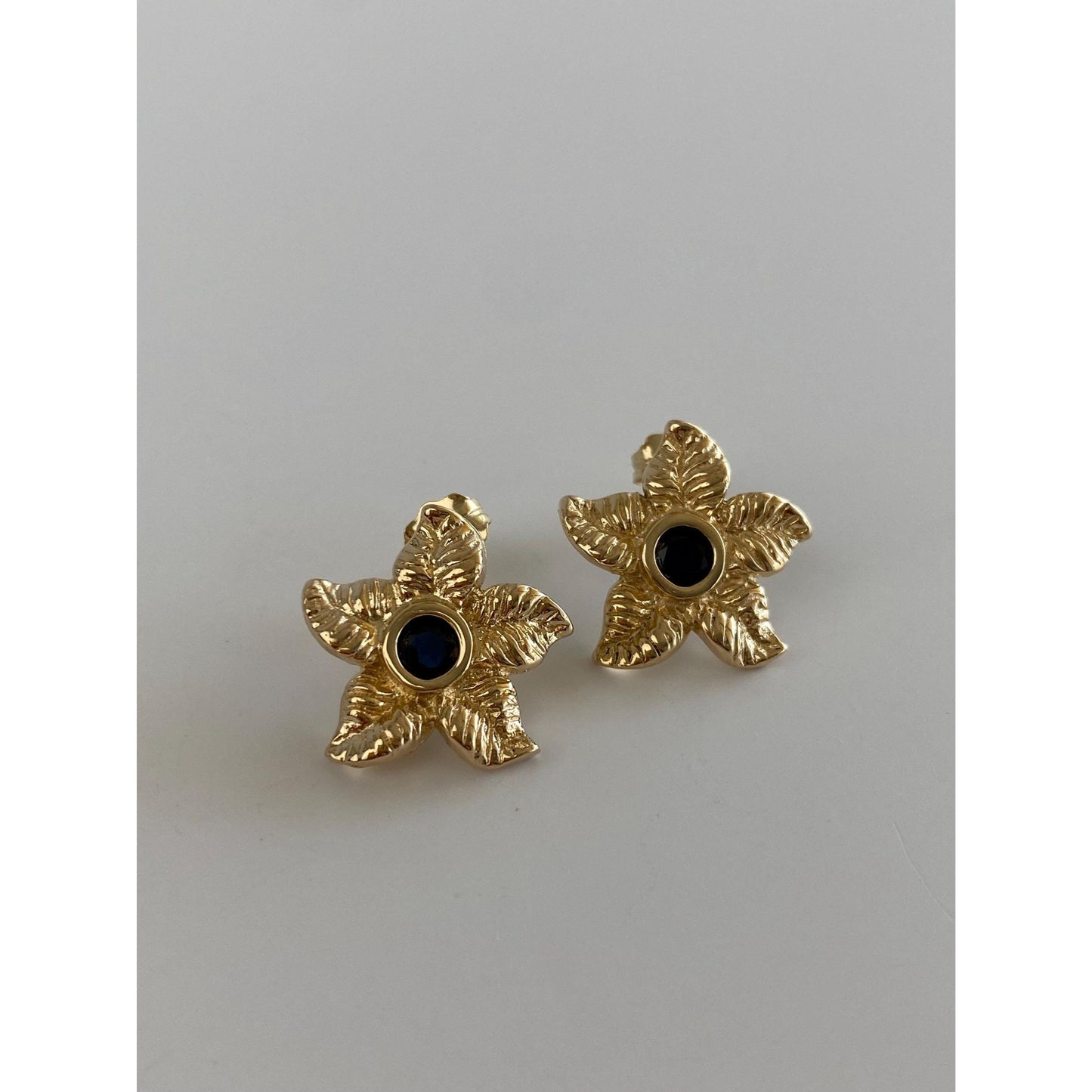 Vintage Solid 14k Yellow Gold Dark Blue Spinel Flower Stud Earrings