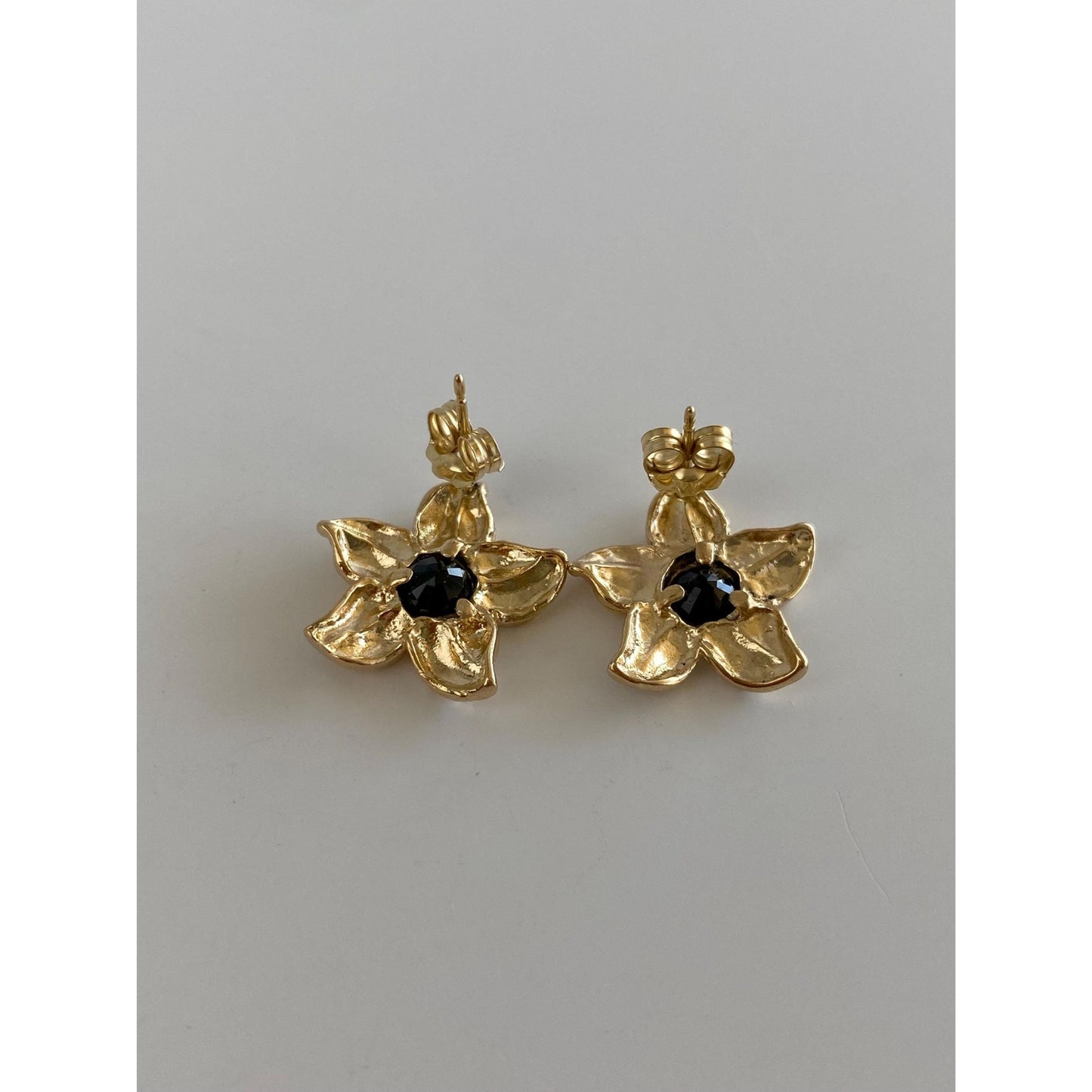 Vintage Solid 14k Yellow Gold Dark Blue Spinel Flower Stud Earrings