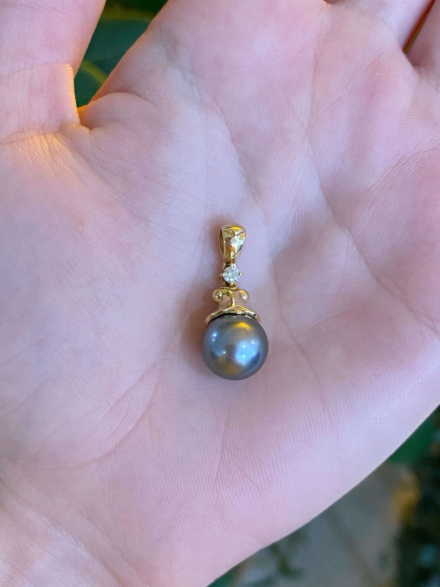 Vintage Solid 18k Yellow Gold Diamond Peacock Pearl Charm