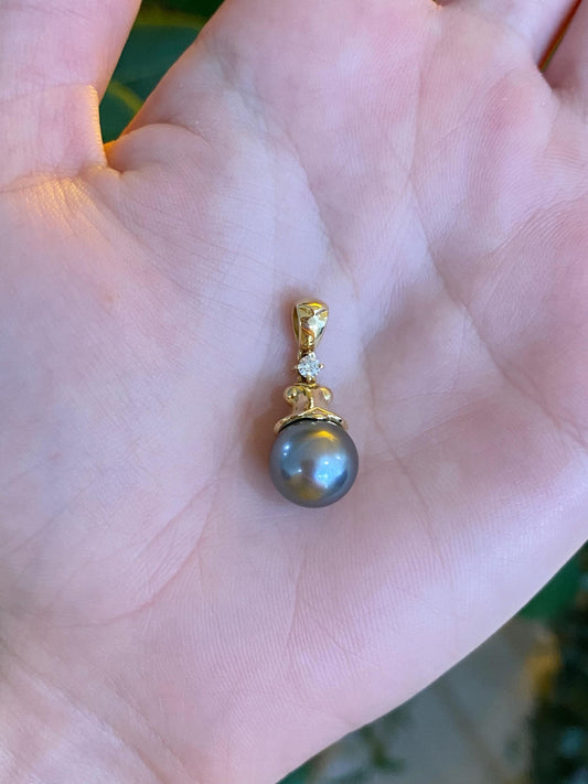 Vintage Solid 18k Yellow Gold Diamond Peacock Pearl Charm