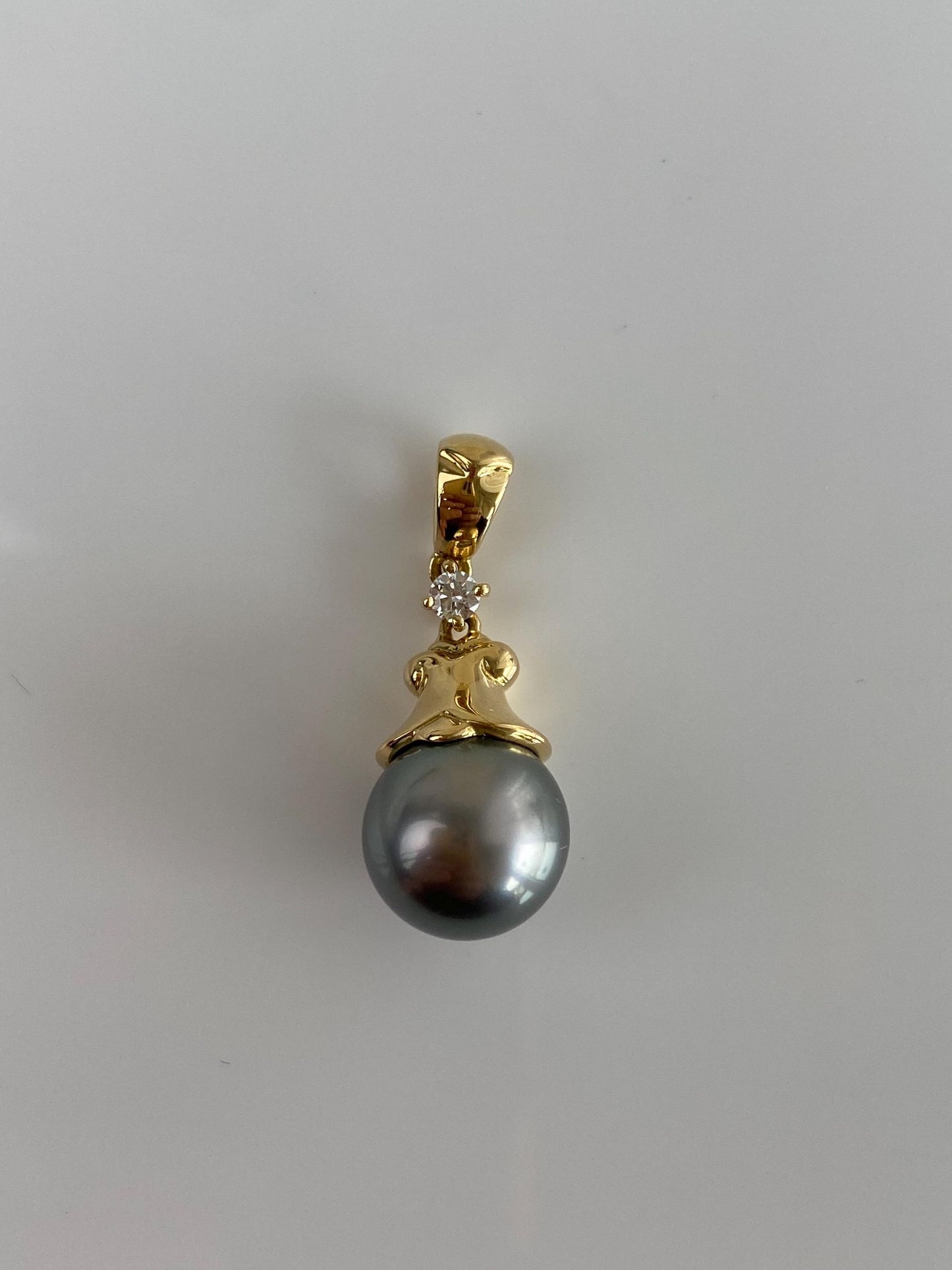 Vintage Solid 18k Yellow Gold Diamond Peacock Pearl Charm