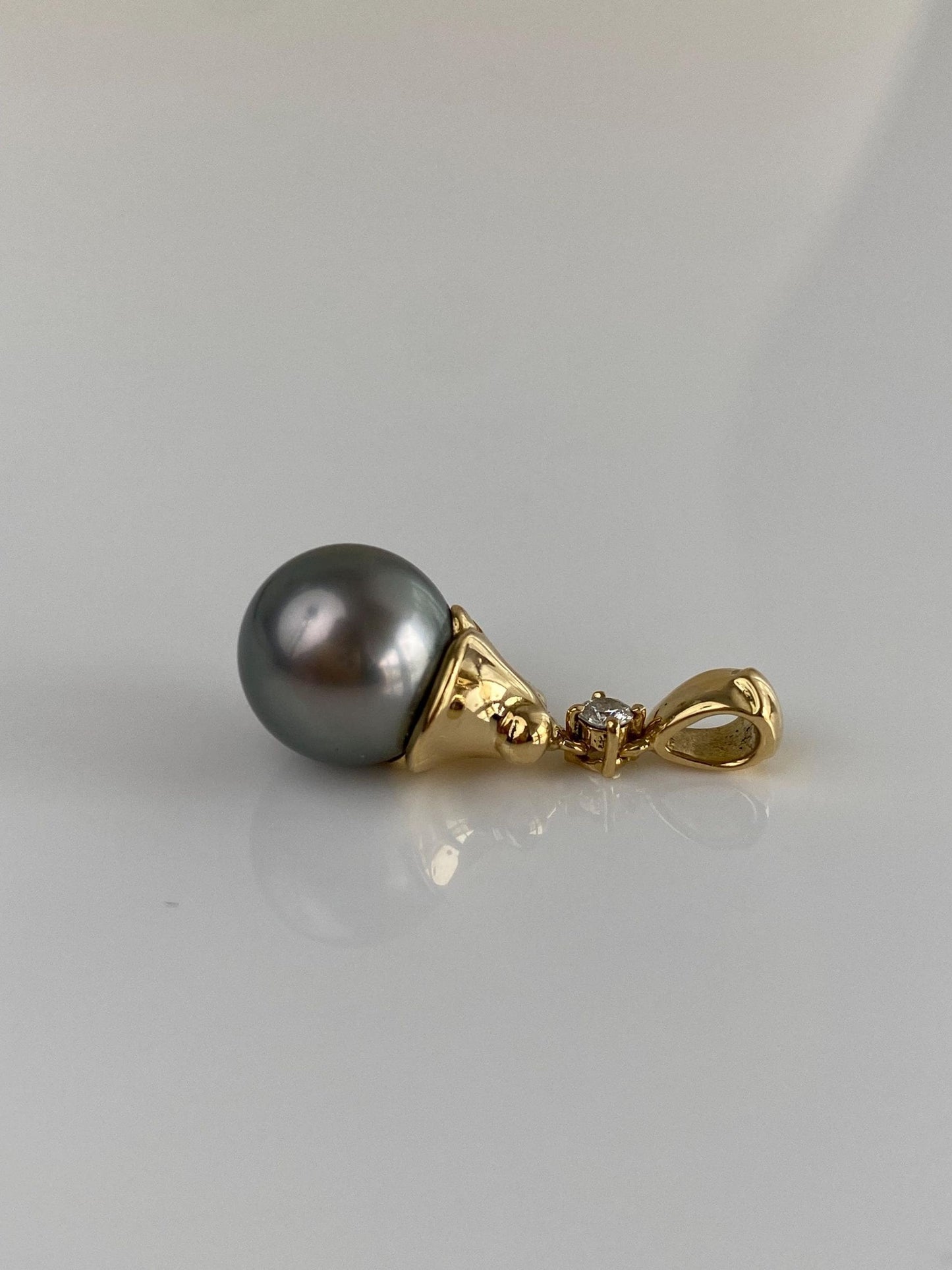 Vintage Solid 18k Yellow Gold Diamond Peacock Pearl Charm