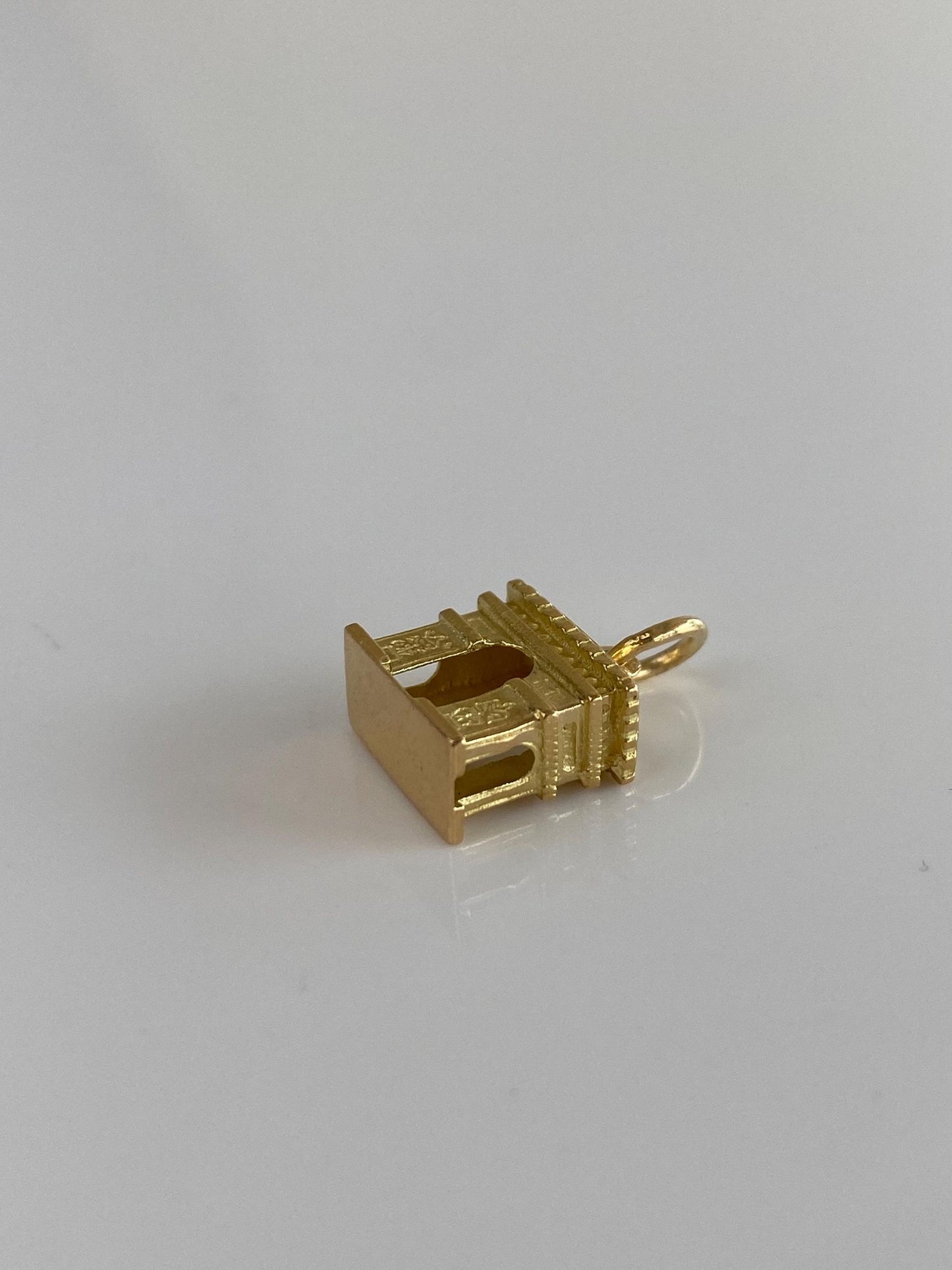 Vintage Solid 18k Yellow Gold Paris Arc de Triomphe Charm