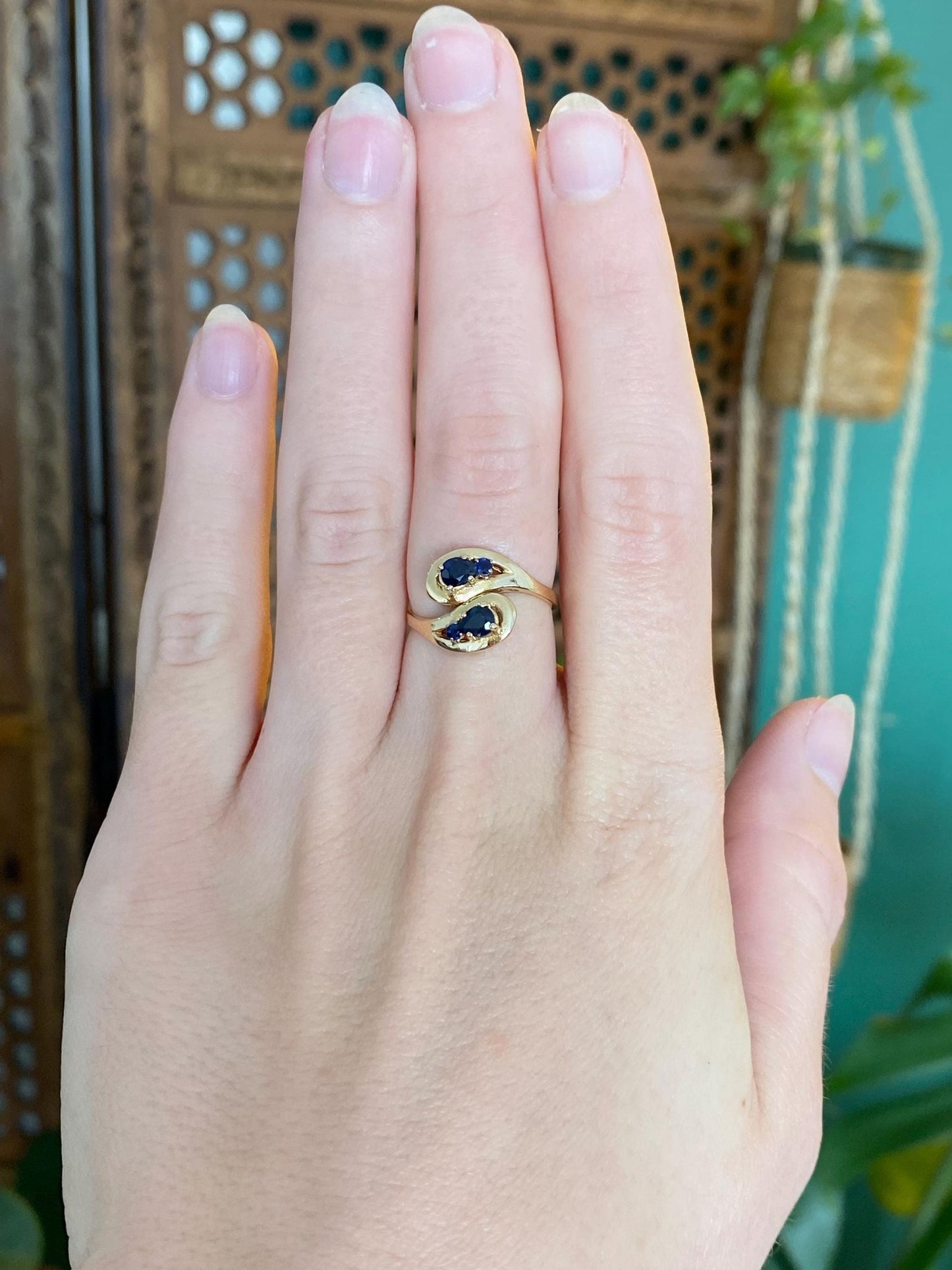 Vintage Solid 18k Yellow Gold Blue Sapphire Twist Ring - Size 5.5