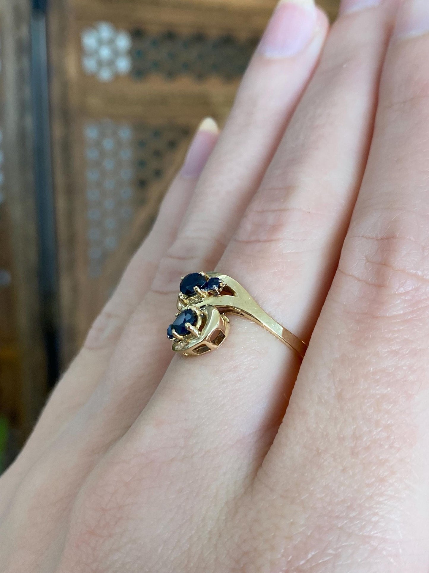 Vintage Solid 18k Yellow Gold Blue Sapphire Twist Ring - Size 5.5