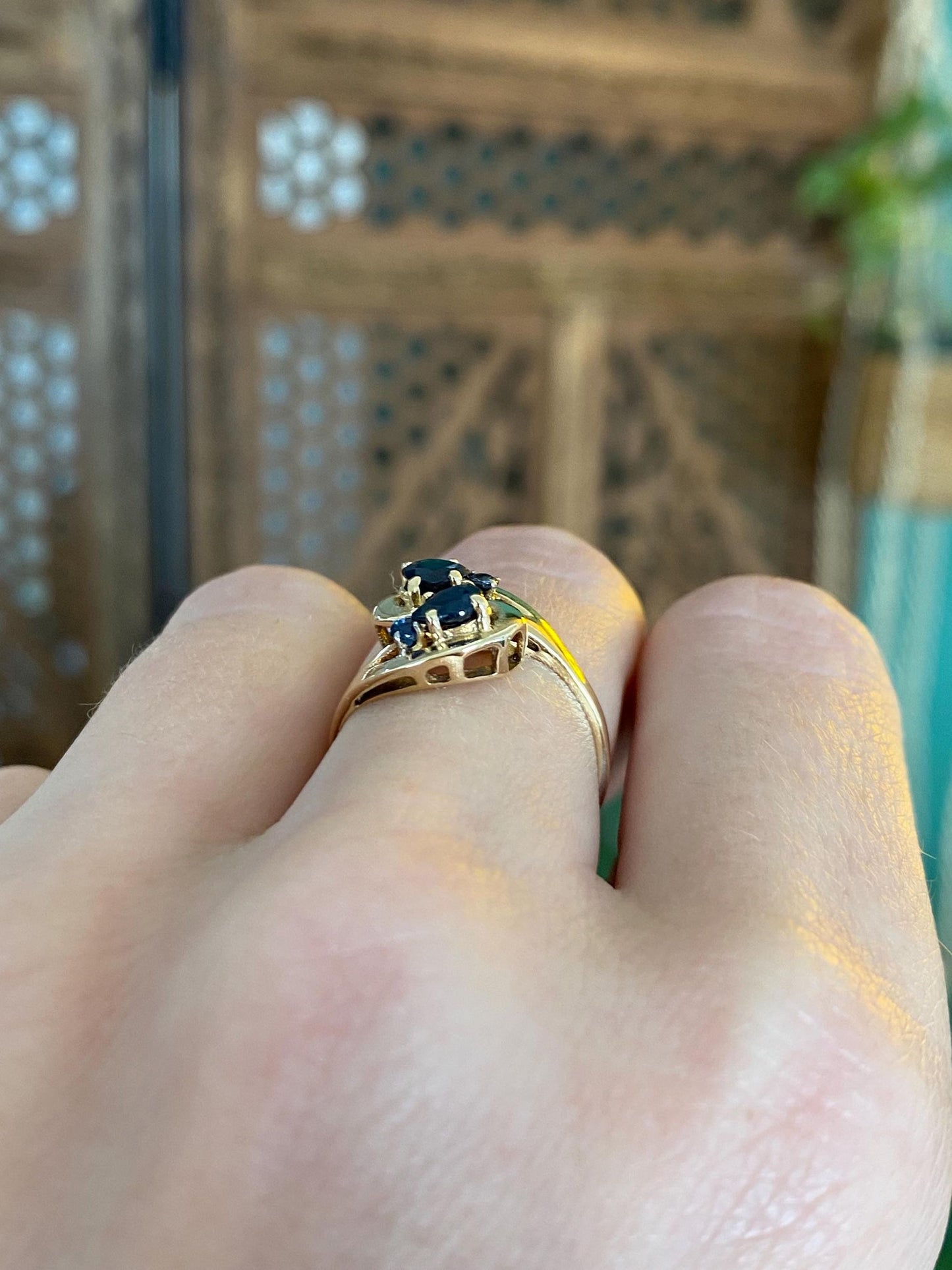Vintage Solid 18k Yellow Gold Blue Sapphire Twist Ring - Size 5.5