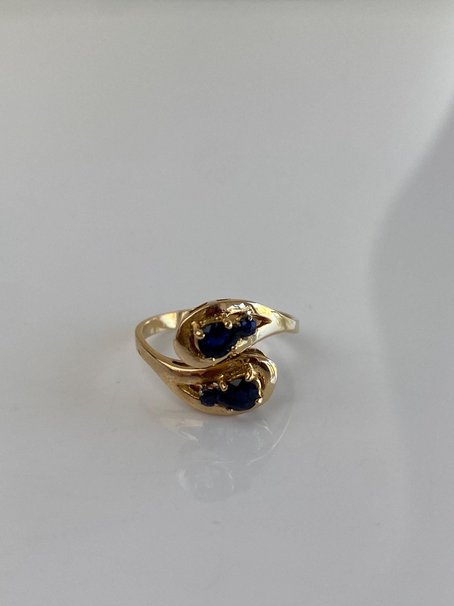Vintage Solid 18k Yellow Gold Blue Sapphire Twist Ring - Size 5.5