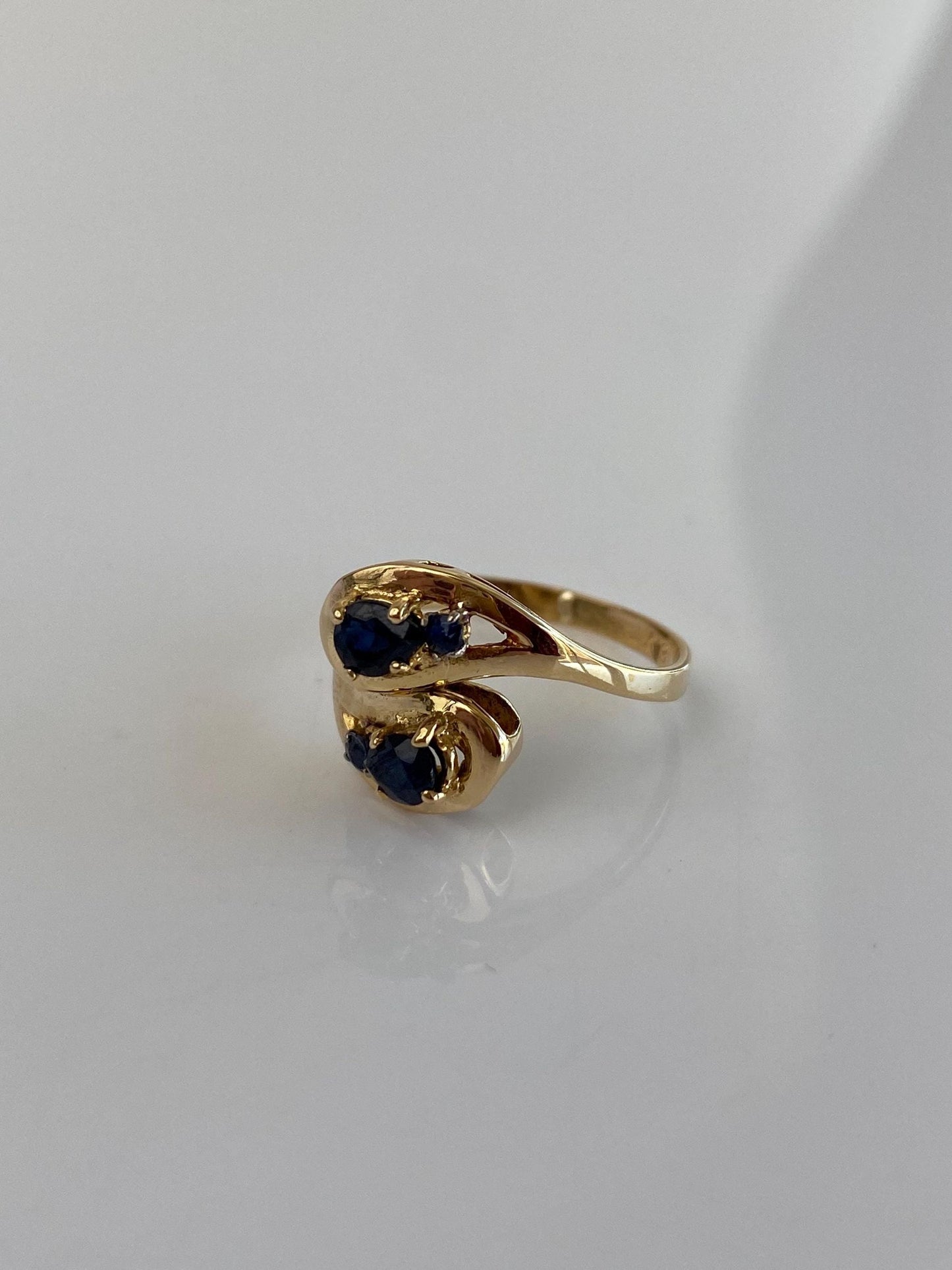 Vintage Solid 18k Yellow Gold Blue Sapphire Twist Ring - Size 5.5